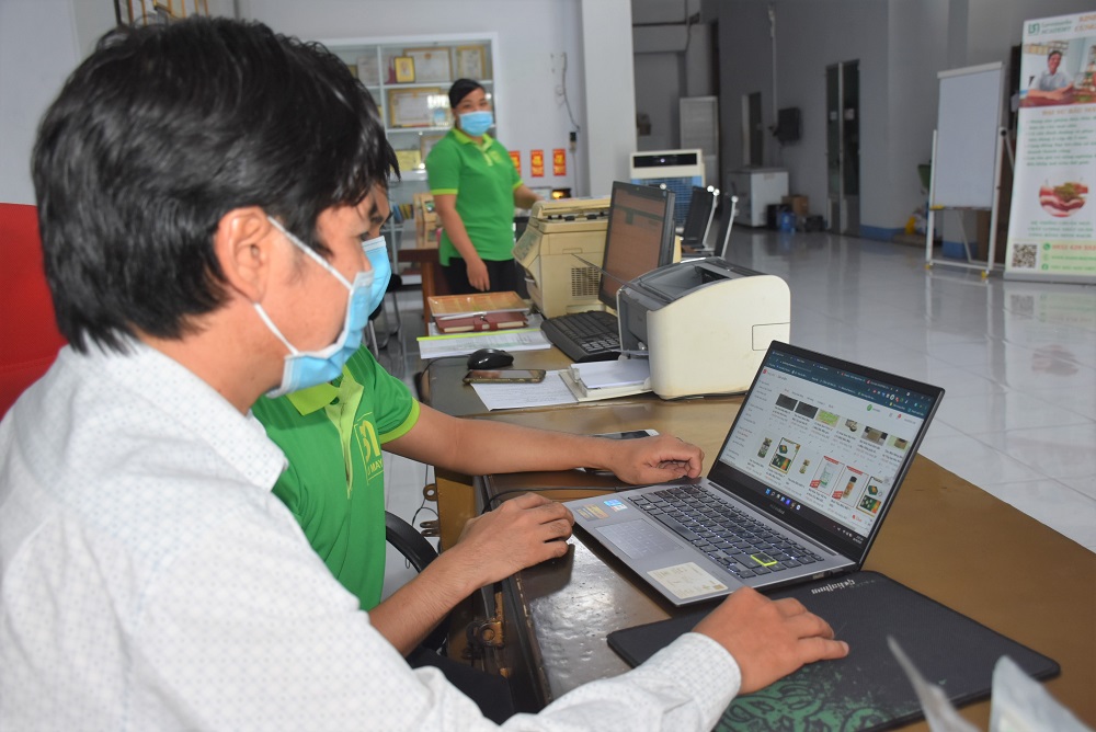 Nhân viên HTX Nông nghiệp-Thương mại-Dịch vụ Bầu Mây (huyện Xuyên Mộc) kiểm tra sản phẩm trên sàn postmart.vn.