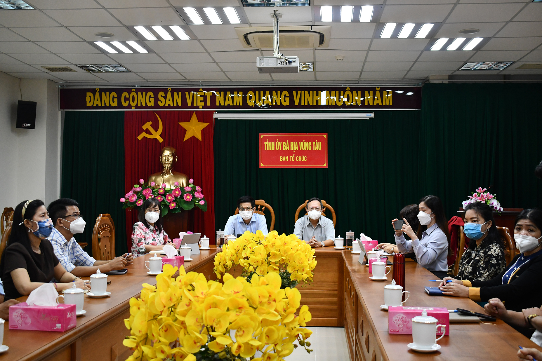 Lãnh đạo Ban Tổ chức Tỉnh ủy, Sở TT-TT, lãnh đạo, phóng viên, biên tập viên các cơ quan báo chí tham dự bồi dưỡng kiến thức về xây dựng Đảng tại điểm cầu BR-VT.