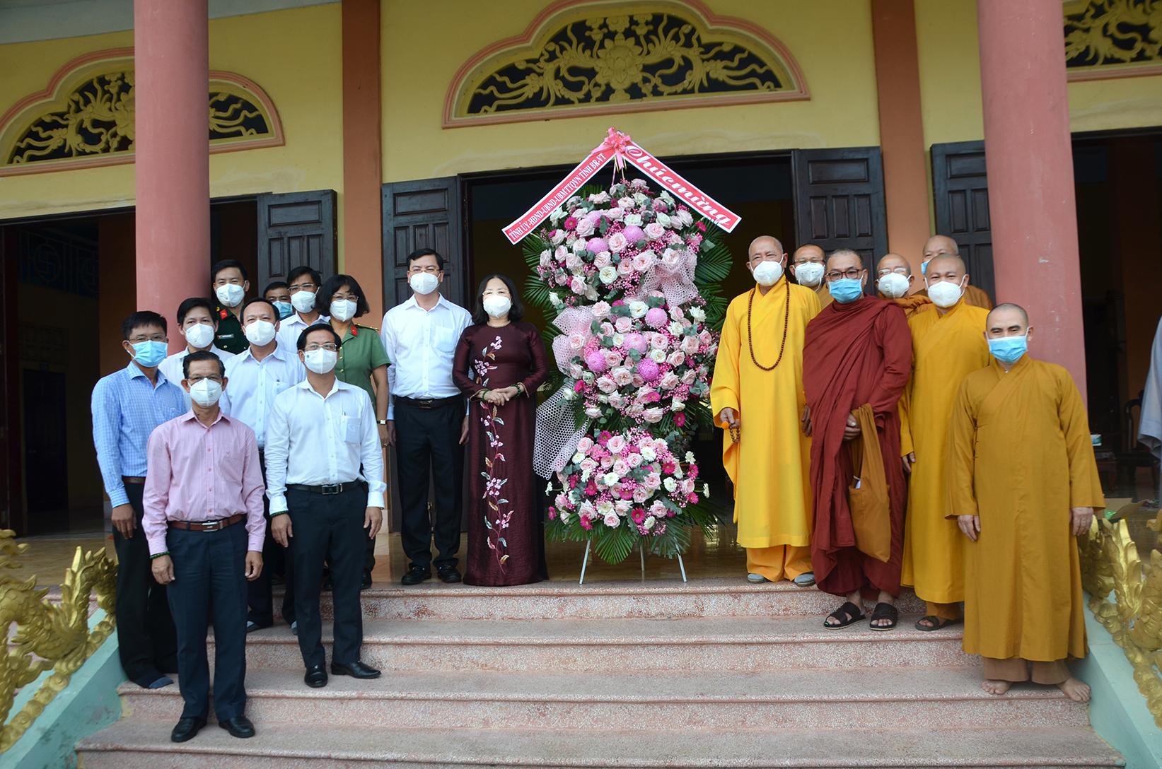 Đoàn lãnh đạo Tỉnh ủy, HĐND, UBND, UBMTTQ Việt Nam tỉnh tặng hoa chúc mừng Ban Trị sự GHPGVN tỉnh tại Tổ đình Đại Tòng Lâm, phường Phú Mỹ, TX. Phú Mỹ.