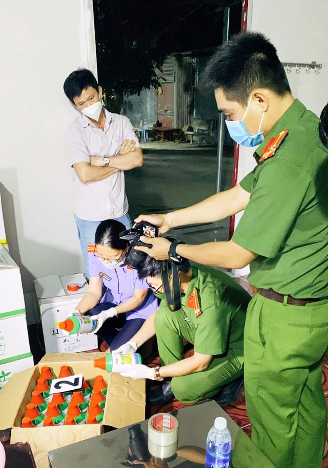Lực lượng Công an TP.Bà Rịa phối hợp với lực lượng chức năng kiểm tra khu chứa thuốc bảo vệ thực vật của ông H.