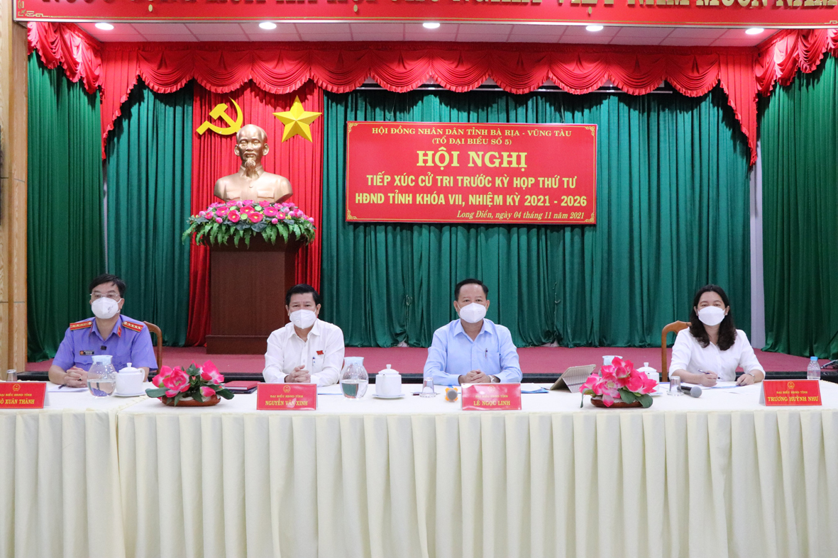 Tổ Đại biểu số 5 HĐND tỉnh TXCT các xã Phước Hưng, Phước Tỉnh, An Ngãi, TT. Long Hải (huyện Long Điền) và huyện Côn Đảo. Ảnh: ĐINH HÙNG