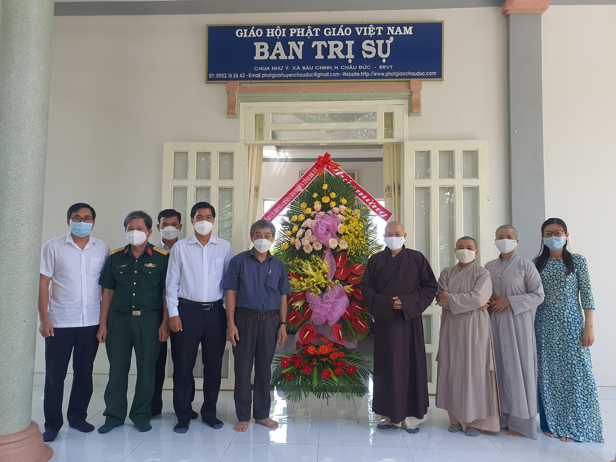 Đoàn lãnh đạo Tỉnh ủy, HĐND, UBND, UBMTTQ Việt Nam tỉnh tặng hoa chúc mừng Ban Trị sự GHPGVN huyện Châu Đức tại chùa  Như Ý, xã Bàu Chinh.