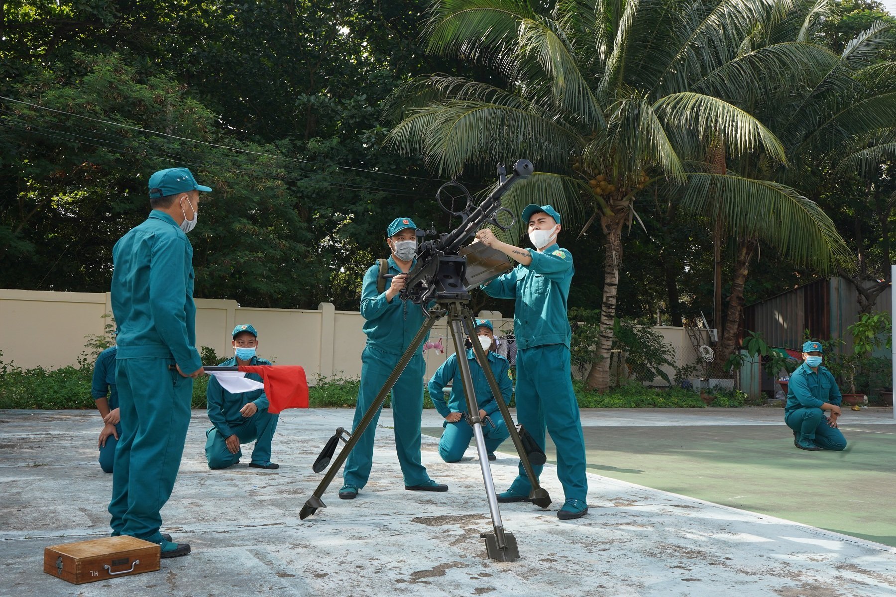Lực lượng dân quân tự vệ binh chủng huyện Côn Đảo tham gia huấn luyện chuyên ngành.