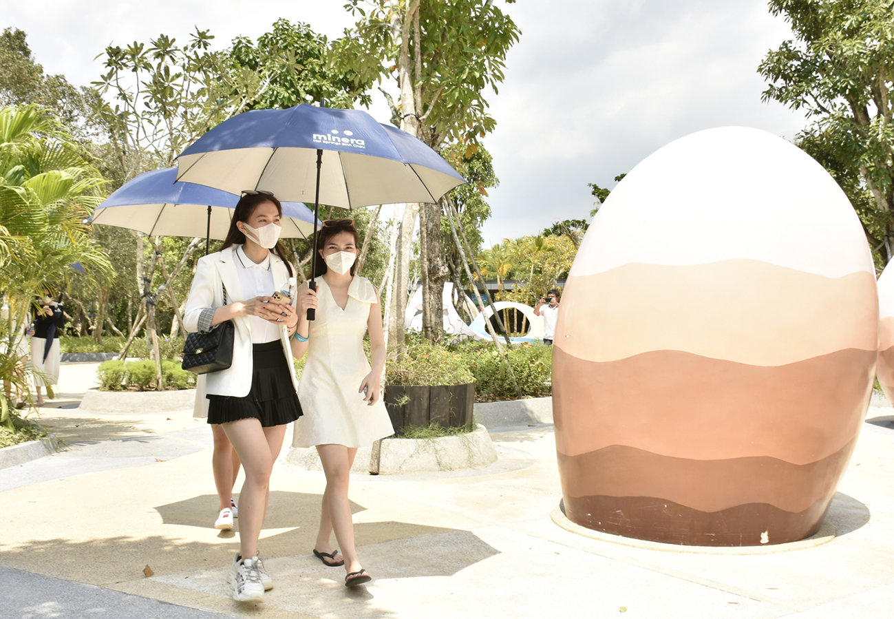 Du khách tham quan khu luộc trứng tại Minera Hot Springs Binh Chau.
