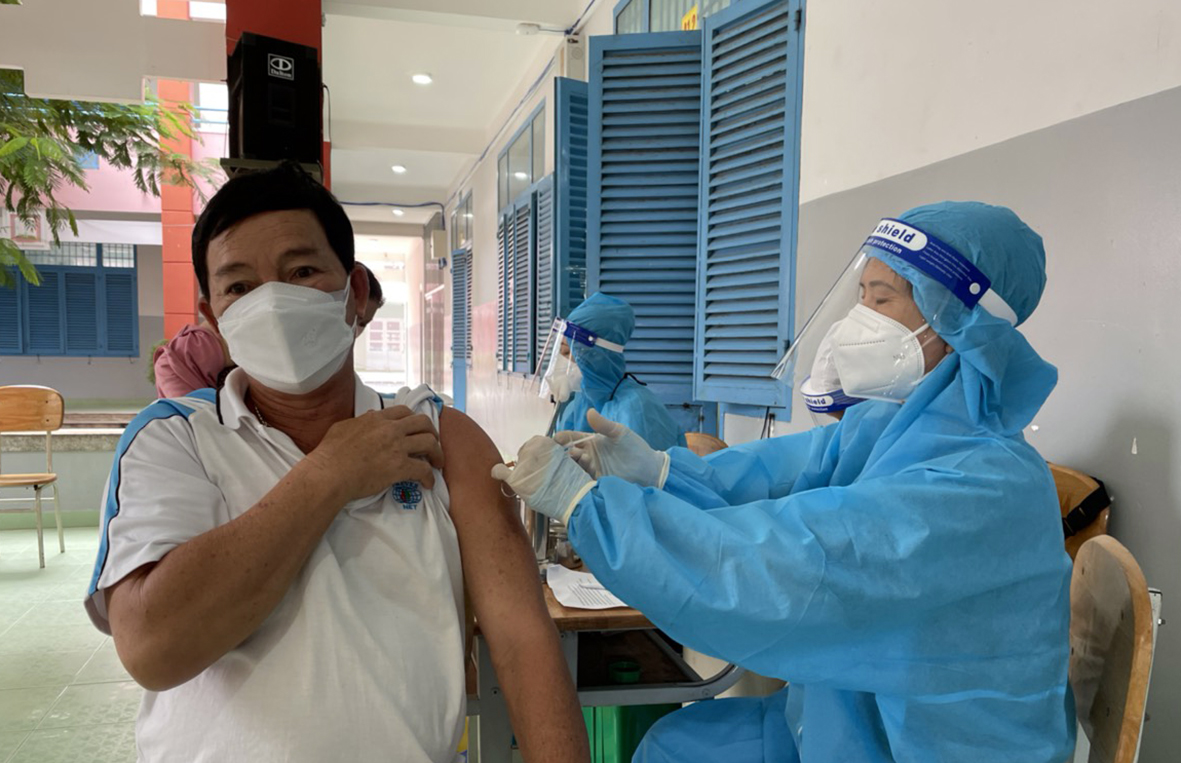 Nhân viên y tế tiêm vắc xin phòng COVID-19 cho người dân TP.Vũng Tàu tại điểm tiêm THCS Trần Phú, phường 7. Ảnh: HUYỀN TRANG