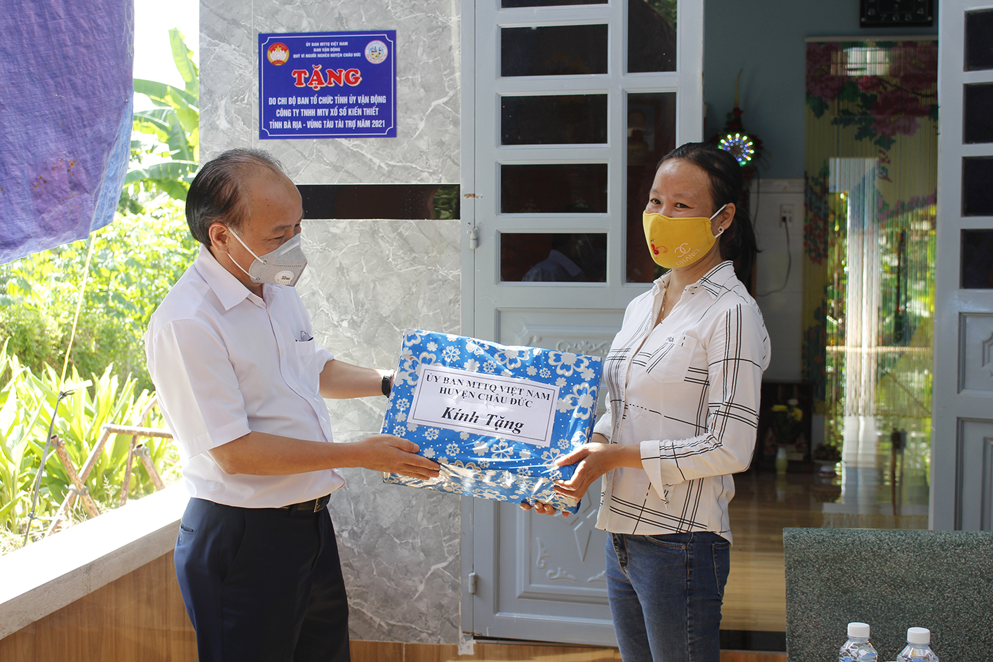 Đại diện chính quyền địa phương trao quà cho gia đình bà Trần Thị Cẩm Lệ (thôn Tân Phú, xã Bàu Chinh).