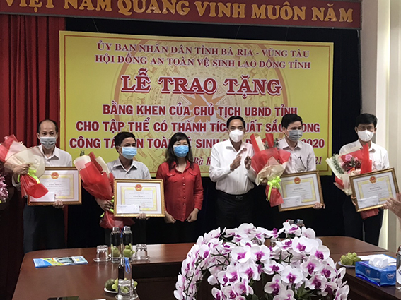Ông Trần Quốc Khánh, Phó Giám đốc Sở LĐTBXH trao Bằng khen của UBND tỉnh cho các DN.