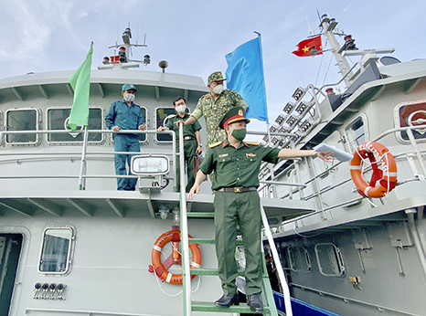 Đại diện Bộ CHQS tỉnh tham quan tàu.