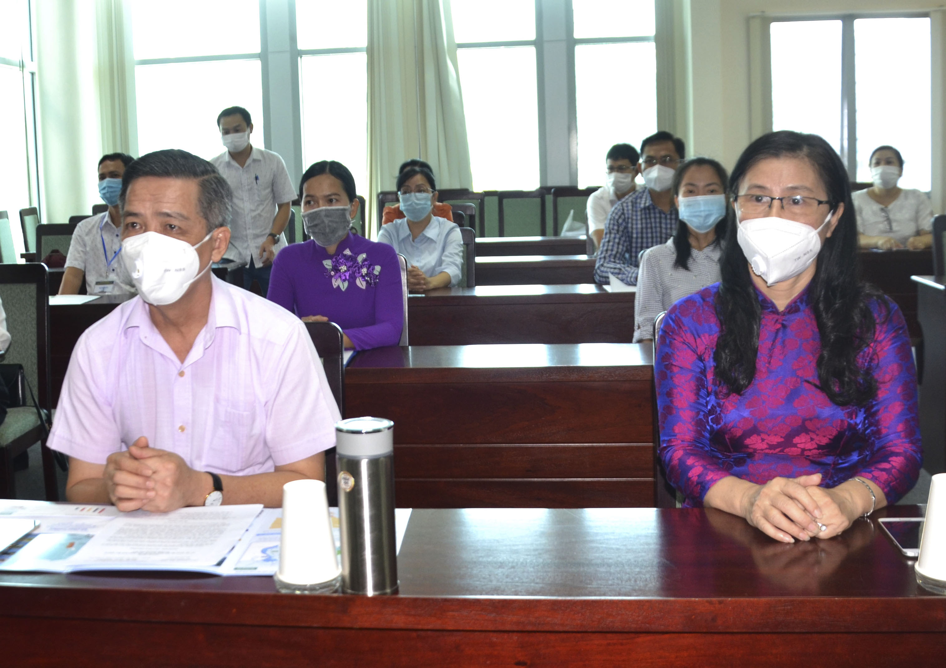 Hàng đầu: Ông Lưu Tài Đoàn, Ủy viên Ban Thường vụ Tỉnh ủy, Trưởng Ban Tổ chức Tỉnh ủy và bà Ngô Thị Liên, Hiệu trưởng Trường Chính trị tỉnh tham dự lễ khai mạc Kỳ thi.