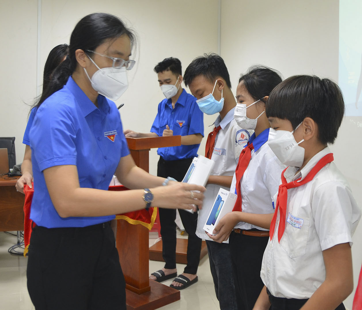 Chị Hồ Thị Ánh Tuyết, Bí thư Tỉnh Đoàn, Chủ tịch Hội đồng Đội tỉnh tặng điện thoại thông minh cho các em HS khó khăn.