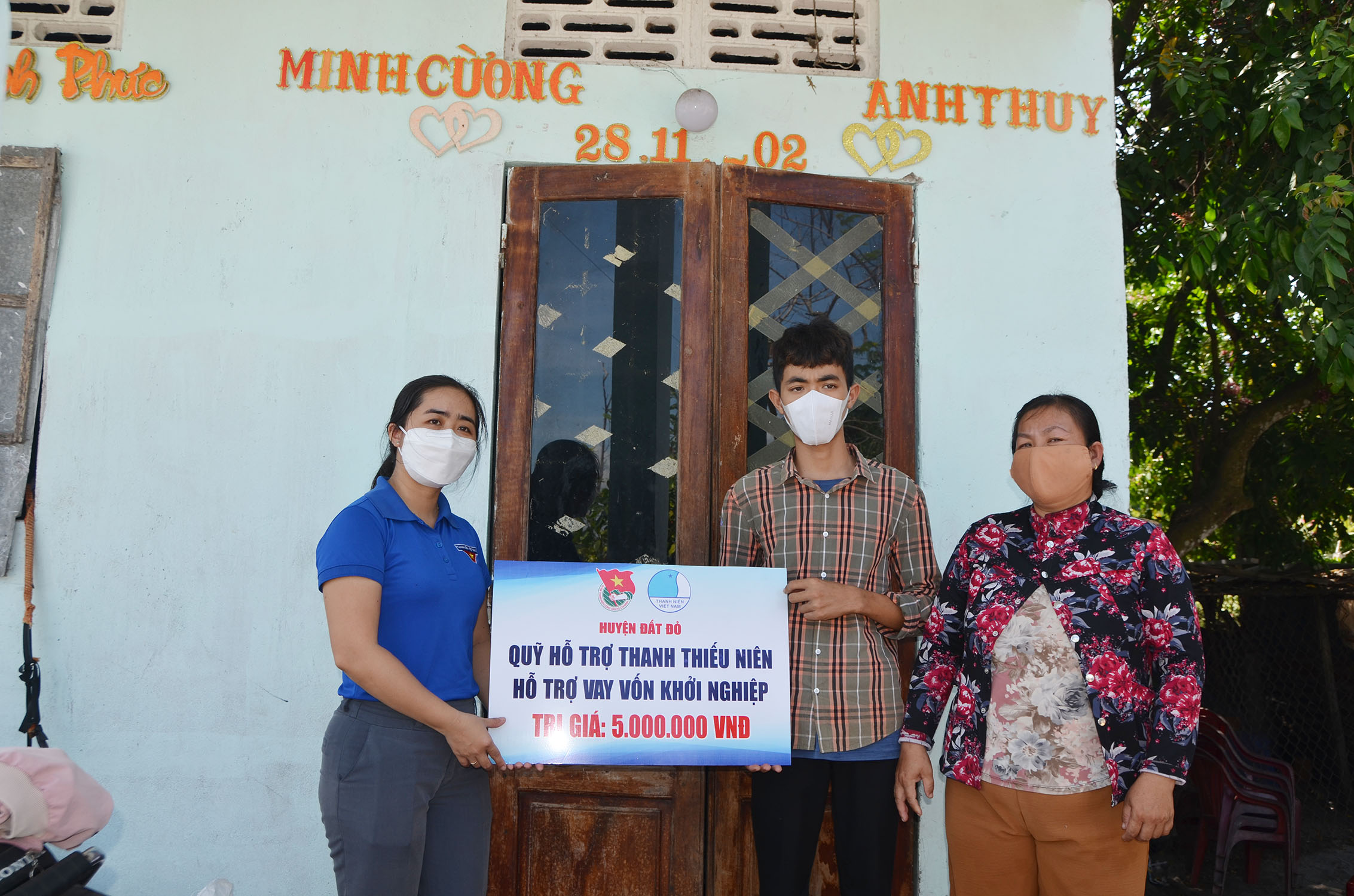 Chị Đoàn Thị Ngọc Hiệp, Bí thư Huyện Đoàn Đất Đỏ trao vốn vay tới Phạm Minh Đạt