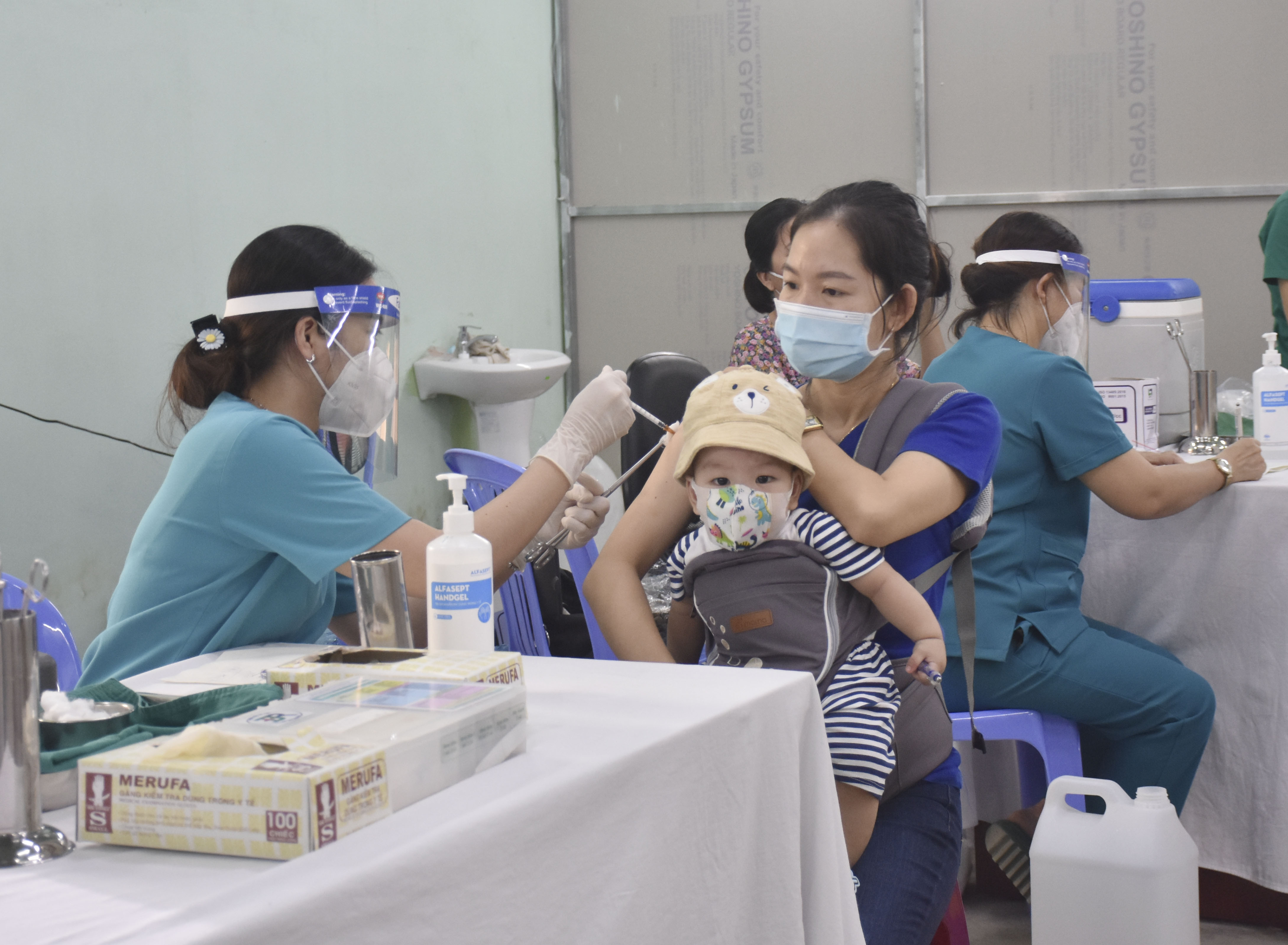 Nhân viên y tế tiêm vắc xin phòng COVID-19 cho người dân trên địa bàn TP. Bà Rịa.