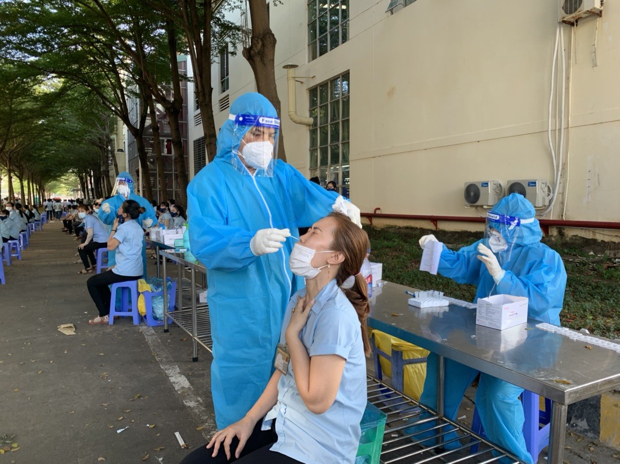 Nhân viên y tế lấy mẫu xét nghiệm COVID-19 cho người lao động Công ty TNHH Sản xuất Giày Uy Việt (KCN Đông Xuyên, TP. Vũng Tàu) chiều 6/11.