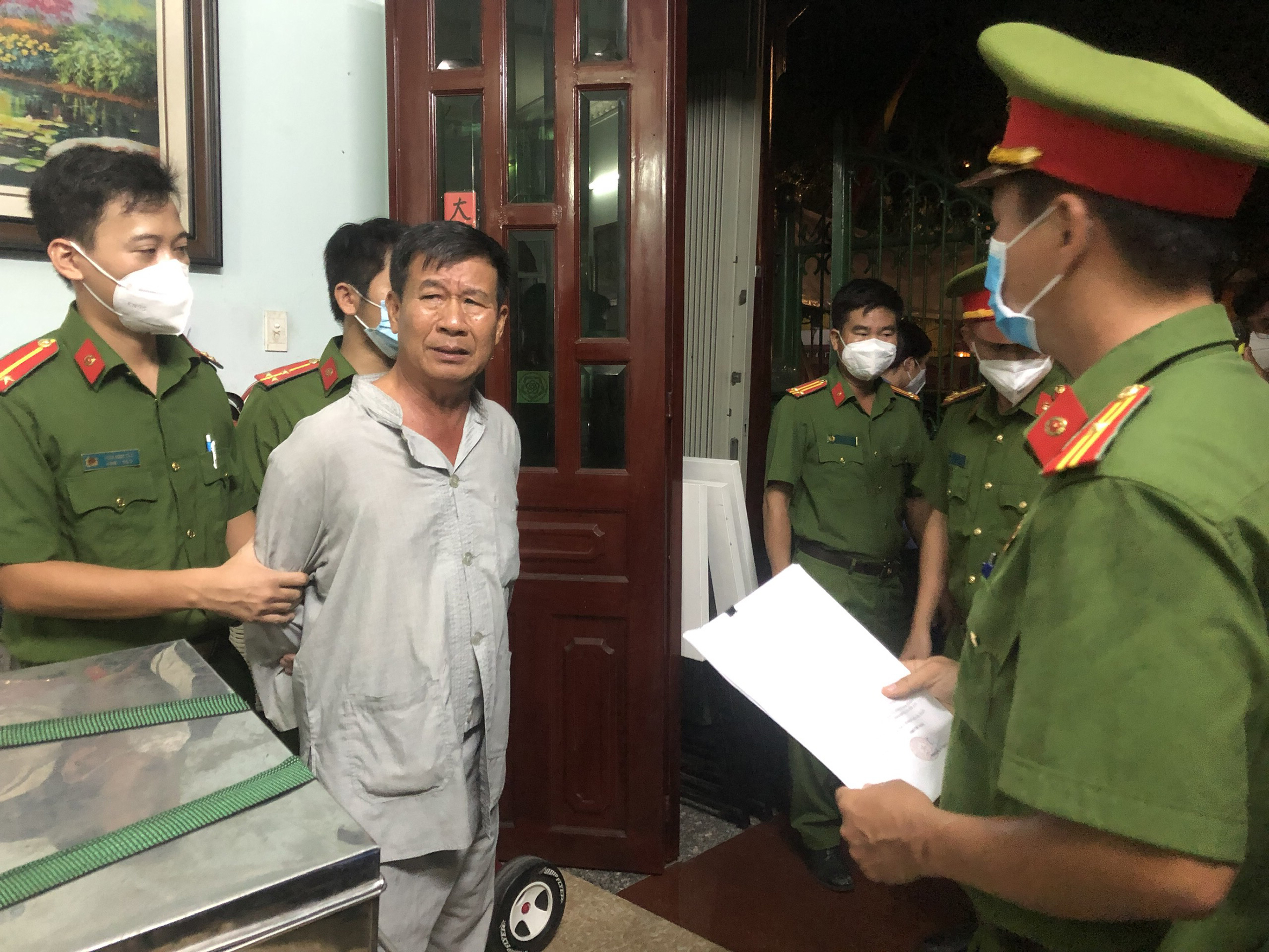 Cơ quan CSĐT Công an TP. Vũng Tàu thực hiện lệnh bắt tạm giam đối tượng Nguyễn Văn Tuấn.
