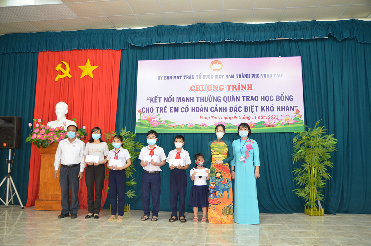 Bà Mai Ngọc Oanh, Chủ tịch UBMTTQ Việt Nam TP.Vũng Tàu (phải); cô Nguyễn Thị Hồng Yến, GV Trường THCS Nguyễn An Ninh và thầy Lê Văn Mỹ, Phó Trưởng Phòng GD-ĐT TP.Vũng Tàu trao học bổng đến các em HS.
