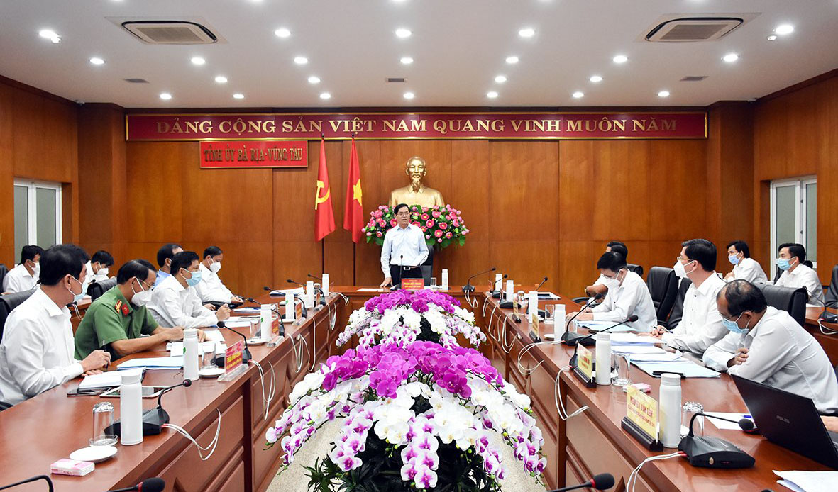 Ông Phạm Viết Thanh, Ủy viên Trung ương Đảng, Bí thư Tỉnh ủy, Chủ tịch HĐND tỉnh, Trưởng BCĐ Phòng, chống dịch COVID-19 tỉnh chủ trì cuộc họp.