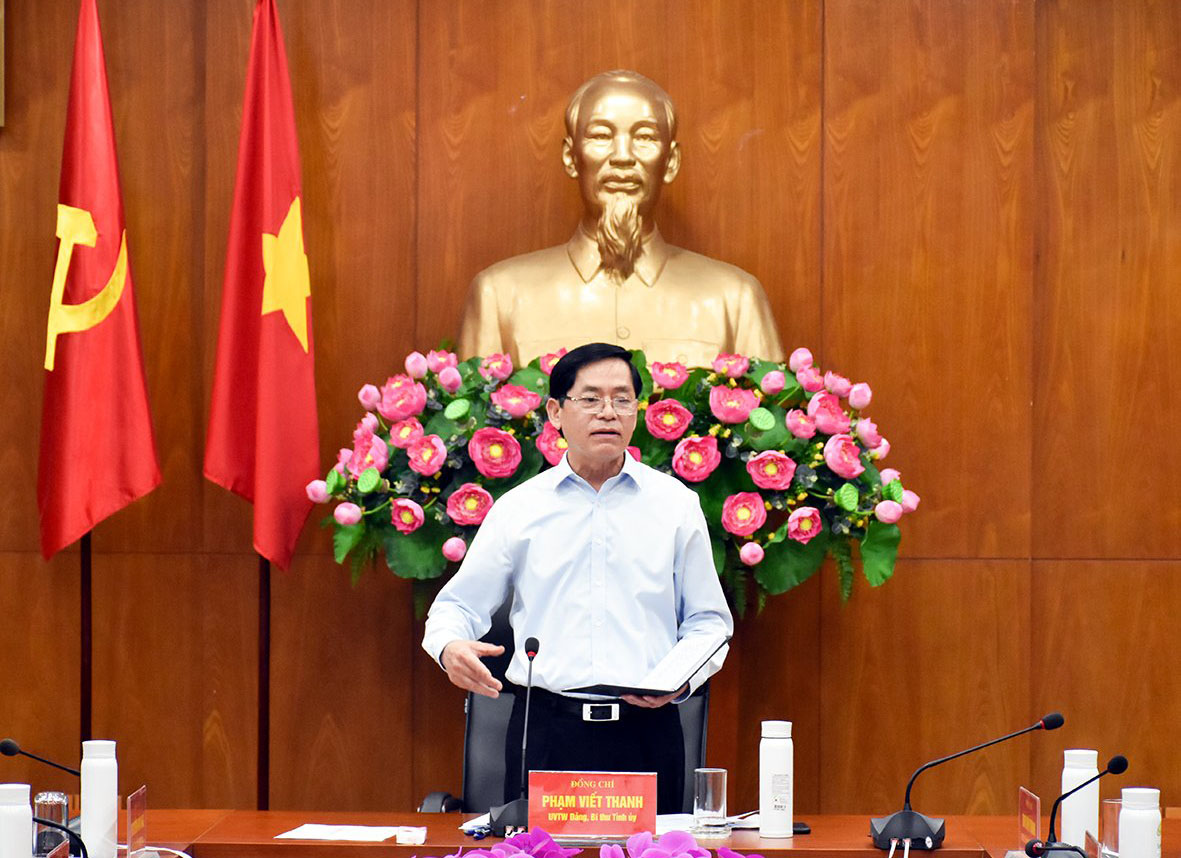 Ông Phạm Viết Thanh, Ủy viên Trung ương Đảng, Bí thư Tỉnh ủy, Chủ tịch HĐND tỉnh, Trưởng BCĐ Phòng, chống dịch COVID-19 tỉnh phát biểu kết luận cuộc họp.