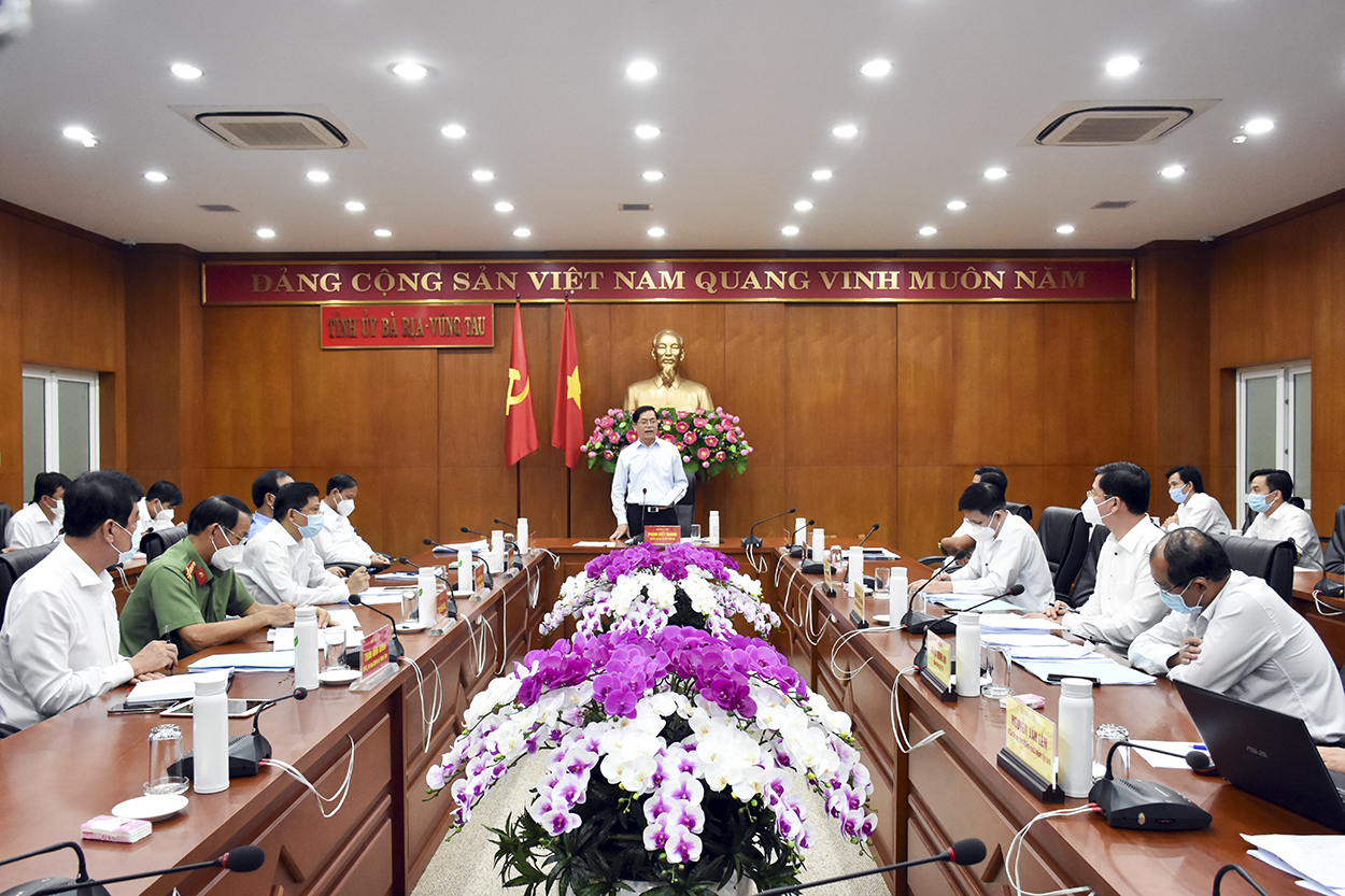 Bí thư Tỉnh ủy Phạm Viết Thanh phát biểu chỉ đạo tại cuộc họp giao ban BCĐ Phòng, chống dịch COVID-19 tỉnh vào chiều tối 8/11.