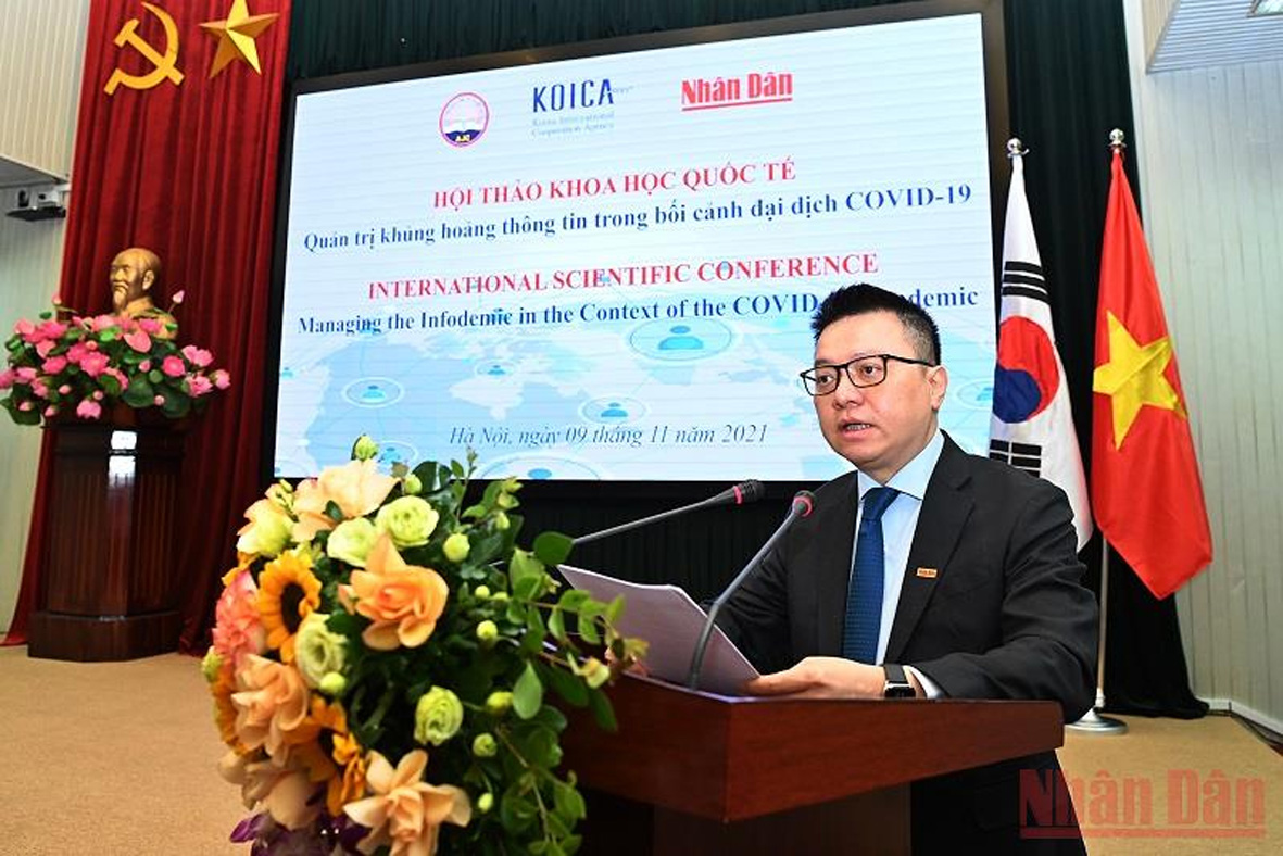 Tổng Biên tập Báo Nhân Dân Lê Quốc Minh phát biểu khai mạc hội thảo.