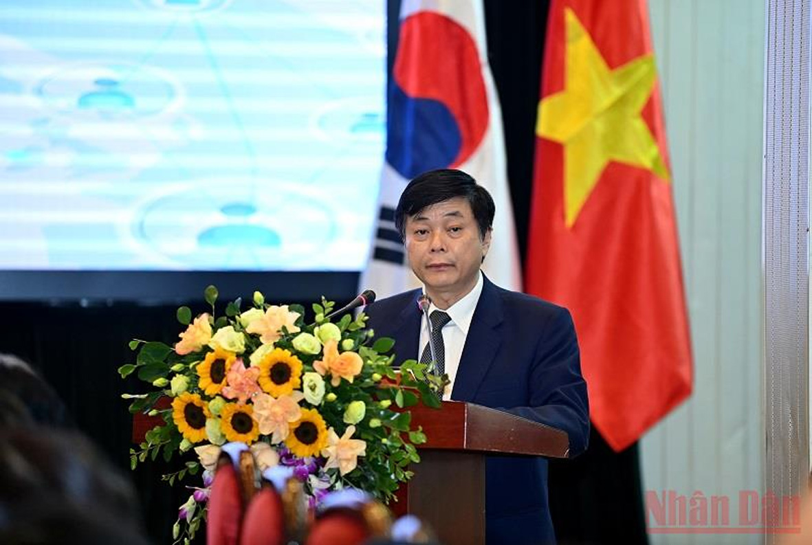 PGS, TS Phạm Minh Sơn, Giám đốc Học viện Báo chí và Tuyên truyền, phát biểu tại hội thảo.