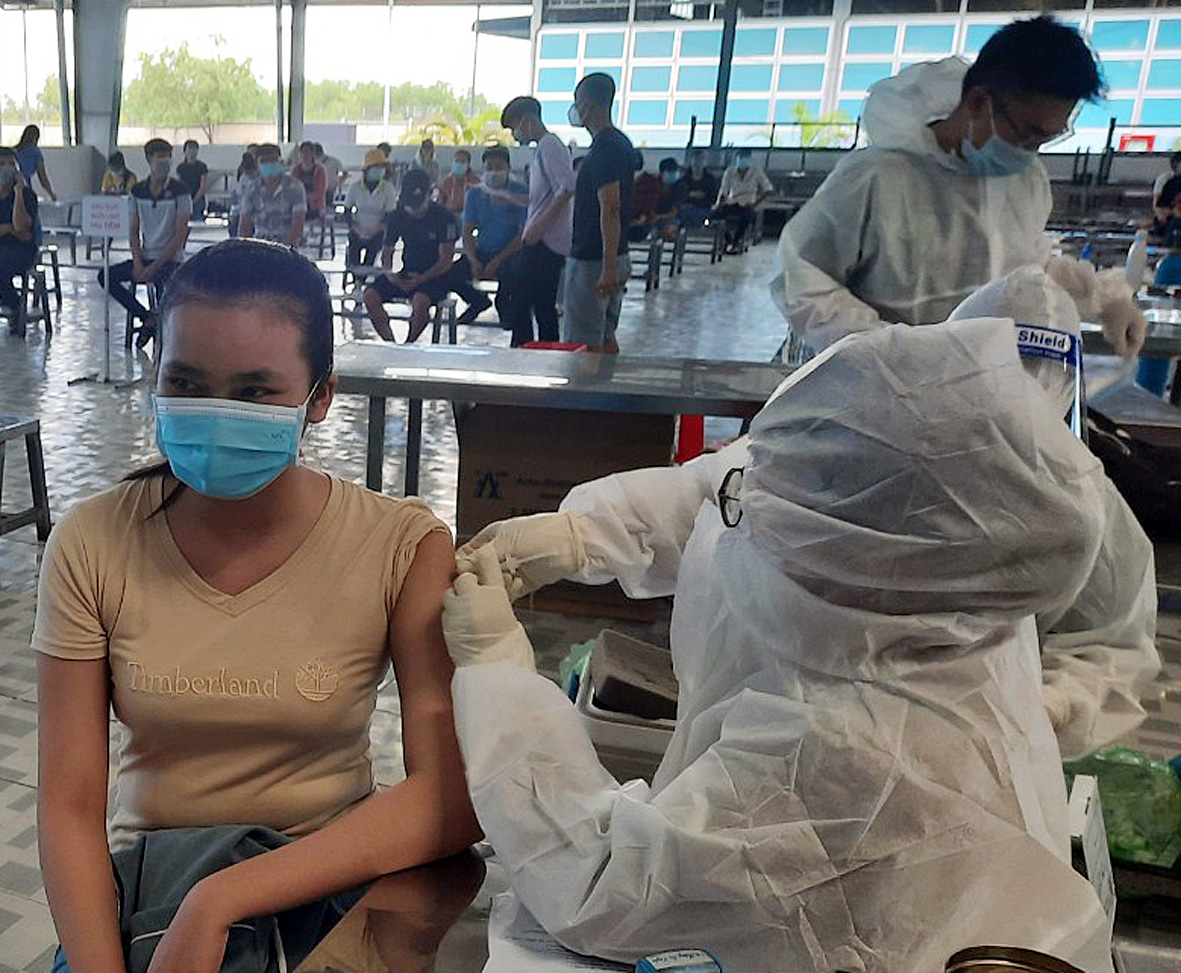Nhân viên Trung tâm Y tế huyện Long Điền tiêm vắc xin Vero Cell mũi 1 cho công nhân Công ty TNHH Chan Chun Vina (Cụm Công nghiệp An Ngãi).