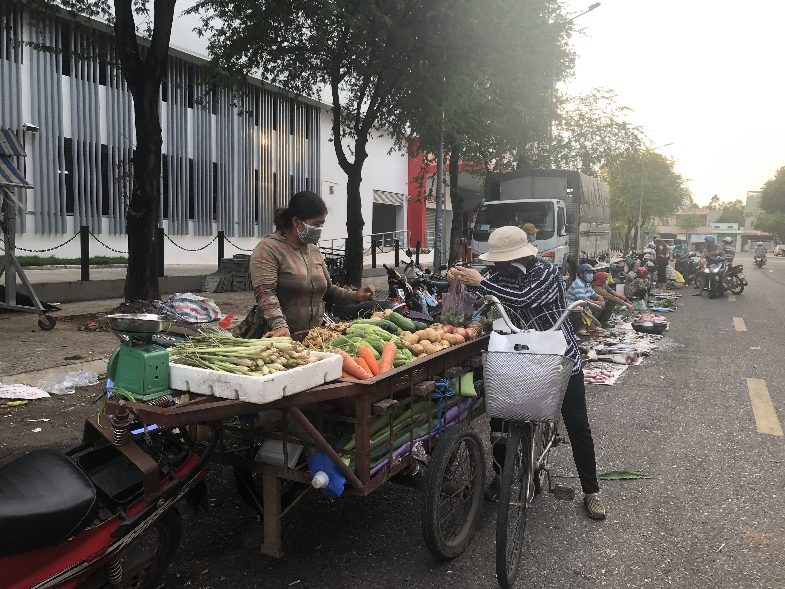 Lấn chiếm lòng đường để buôn bán trên đường Lý Thường Kiệt, TP. Bà Rịa. Ảnh: TRÚC GIANG