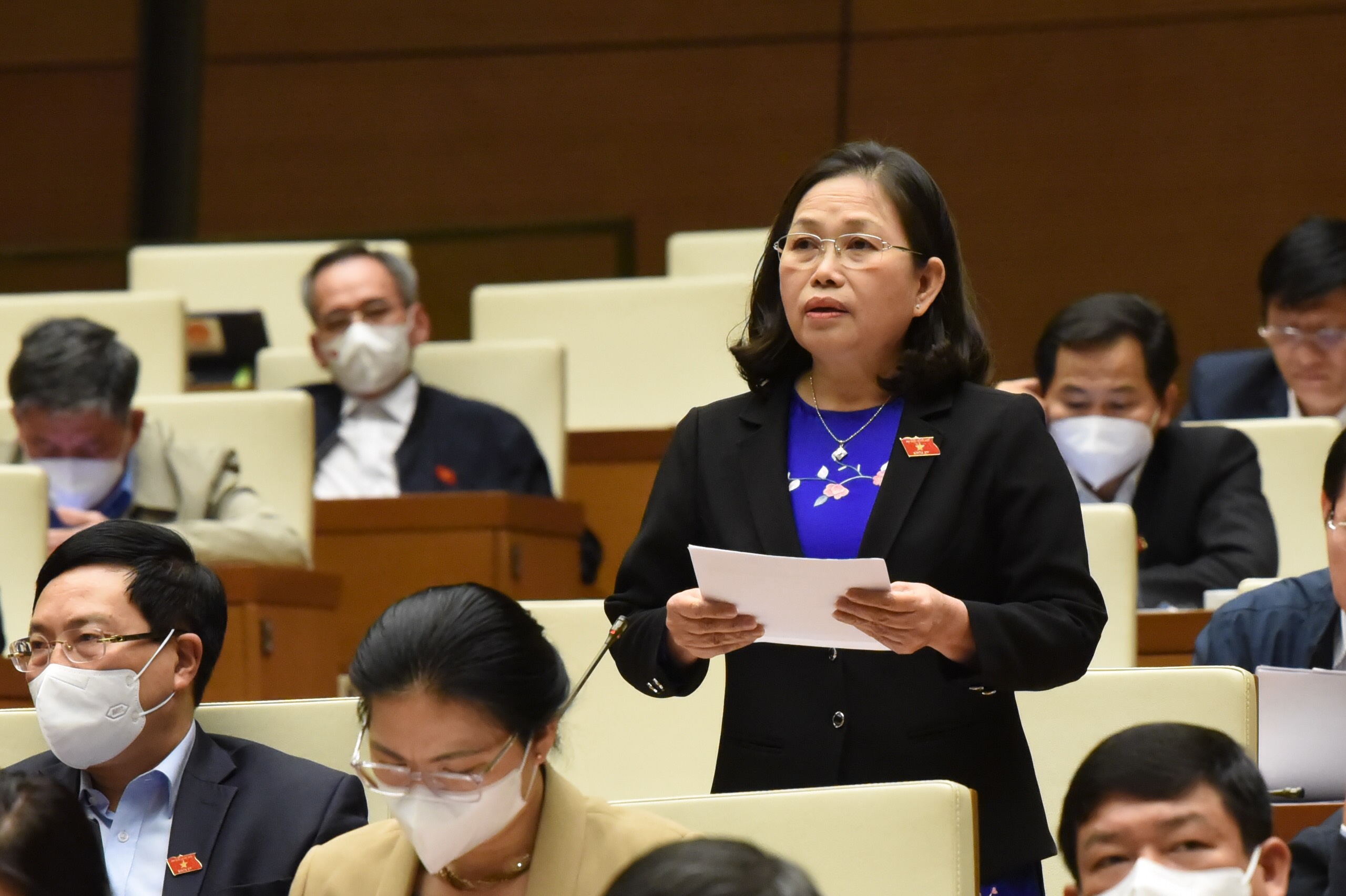 Đại biểu Nguyễn Thị Yến, Phó Bí thư Thường trực Tỉnh ủy, Trưởng Đoàn ĐBQH tỉnh phát biểu thảo luận  tại hội trường. Ảnh: CHÂU VŨ