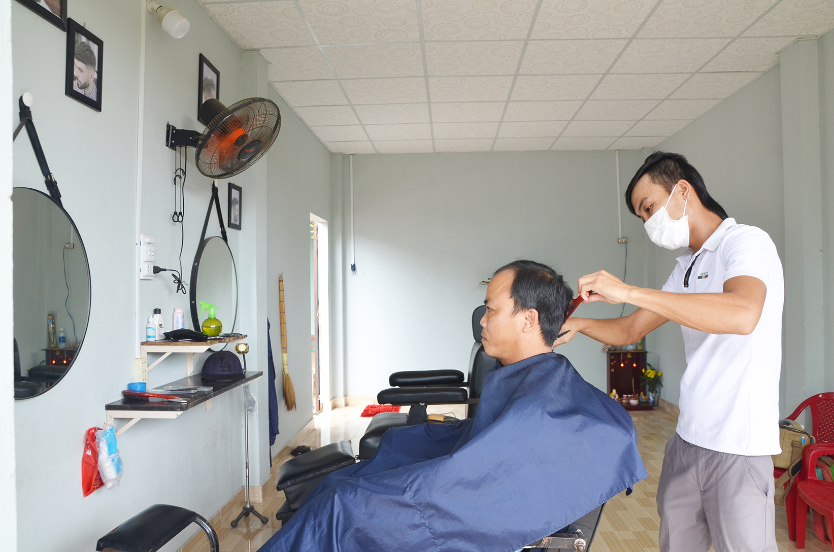 Khách đến với tiệm cắt tóc Lê Hiếu phần lớn là khách quen.