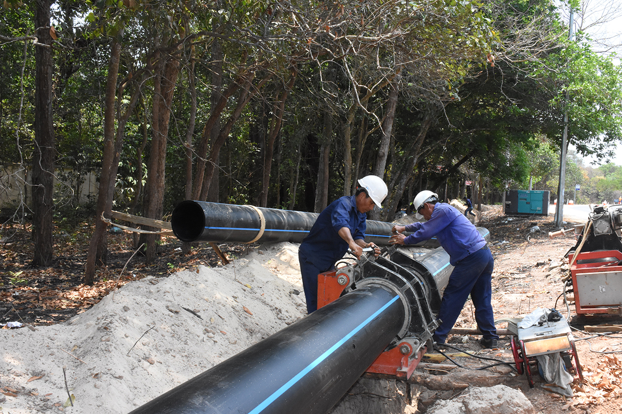 Công ty CP Cấp nước BR-VT là 1 trong 5 DN được giữ nguyên tỷ lệ vốn nhà nước.  Trong ảnh: Thi công tuyến ống cấp nước tại xã Bình Châu (huyện Xuyên Mộc), tháng 3/2021.