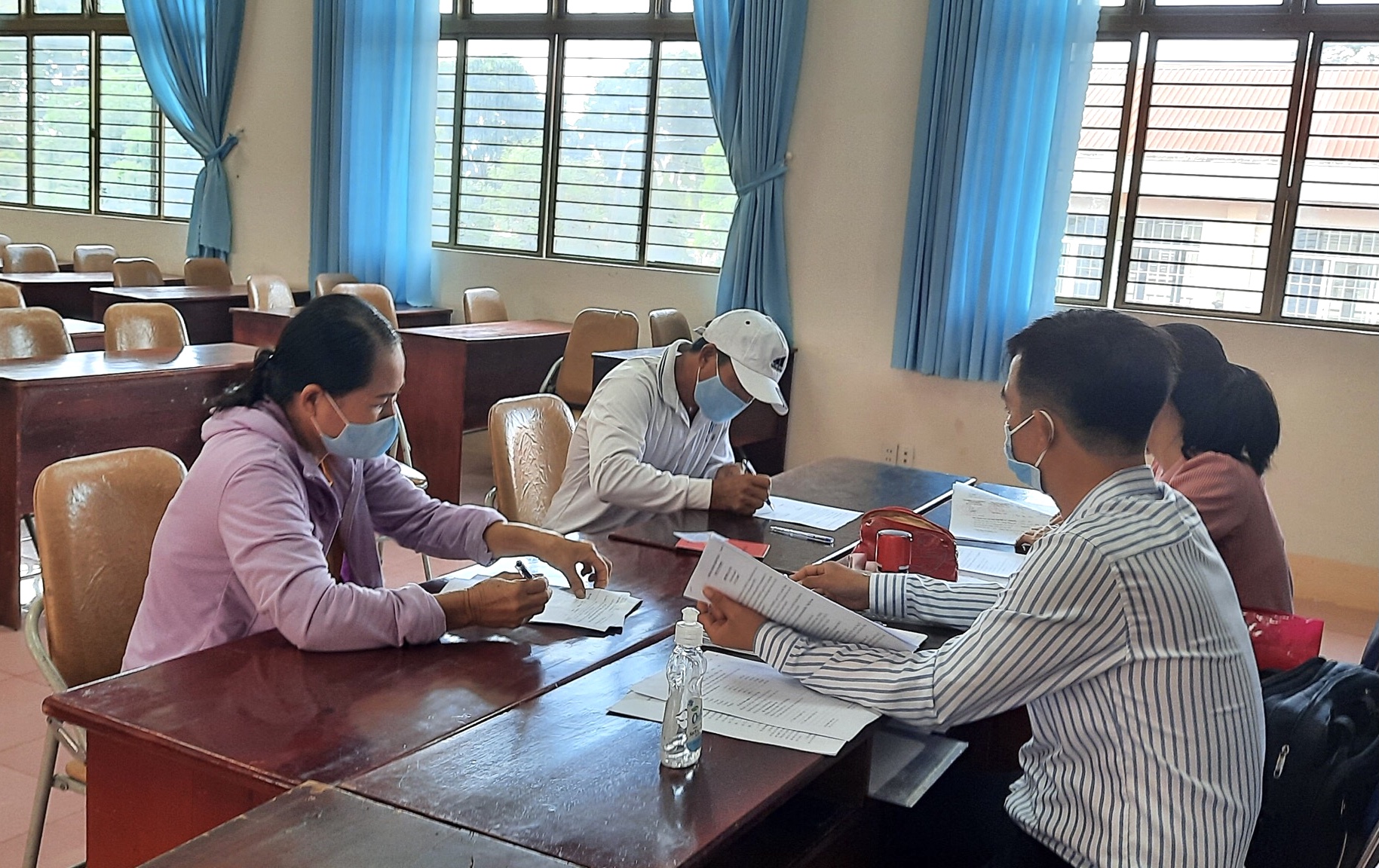 Hội viên hội nông dân xã Bình Ba, huyện Châu Đức kí nhận tiền giải ngân từ Ban điều hành Quỹ hỗ trợ nông dân tỉnh.