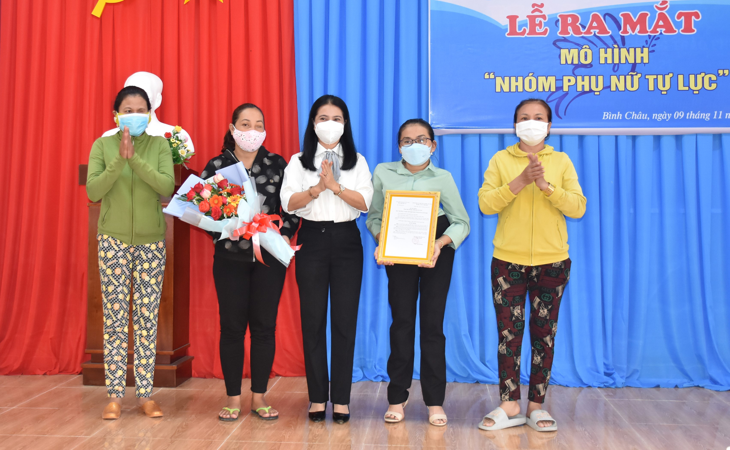 Bà Phan Thị Mỹ Dung, Chủ tịch Hội LHPN huyện Xuyên Mộc trao Quyết định cho đại diện thành viên “Nhóm phụ nữ tự lực”.