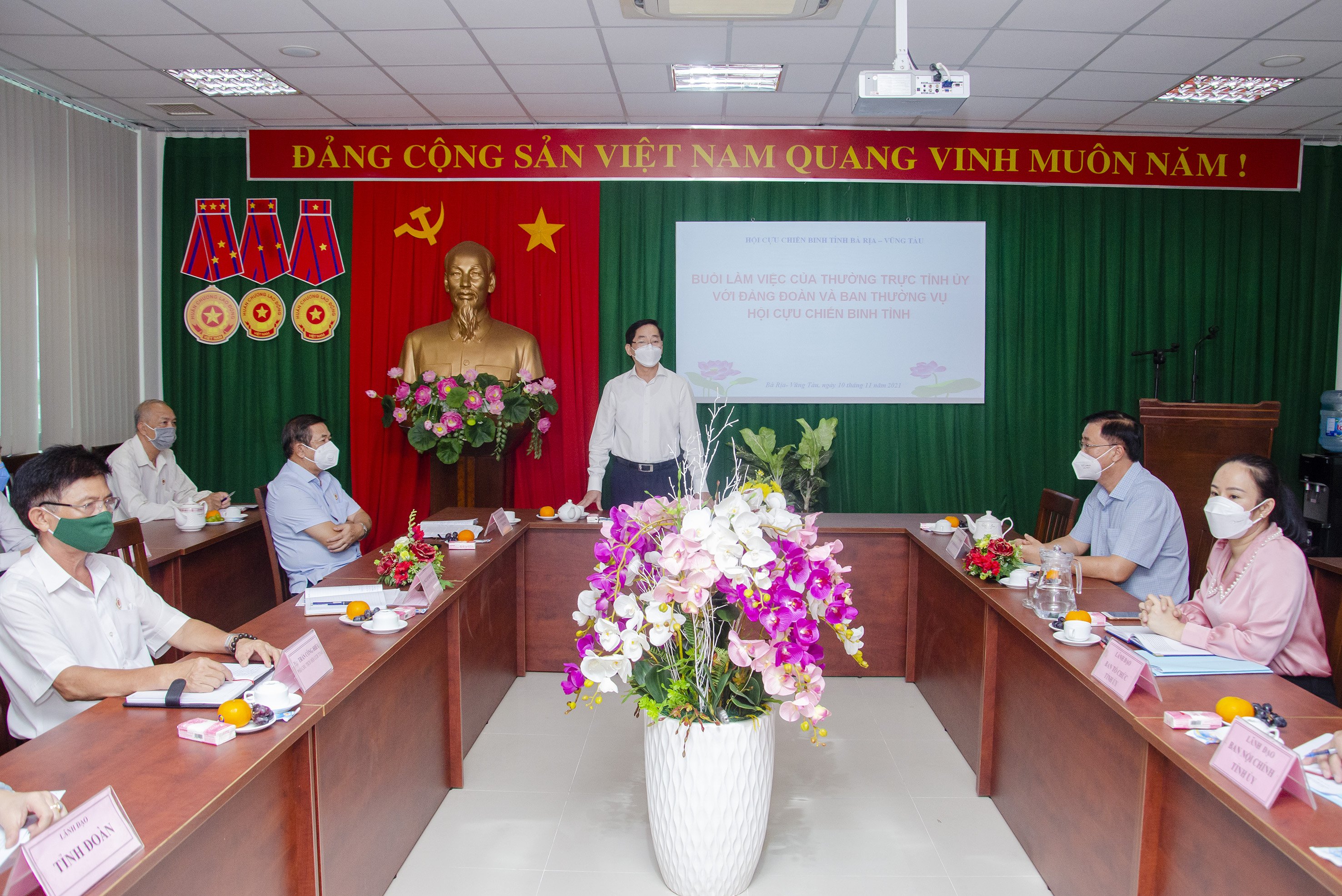 Ông Phạm Viết Thanh, Ủy viên Trung ương Đảng, Bí thư Tỉnh ủy, Chủ tịch HĐND tỉnh phát biểu ý kiến chỉ đạo tại buổi làm việc với Đảng đoàn, Ban Thường vụ Hội CCB tỉnh.