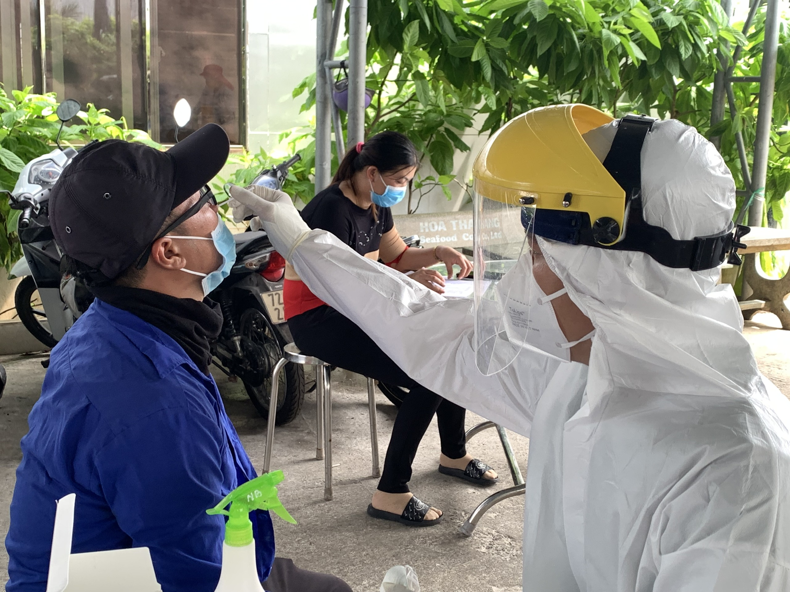 Các DN tiếp tục tăng cường test nhanh nhằm hạn chế dịch.  Trong ảnh: Test nhanh SARS-CoV-2 cho người lao động tại Công ty TNHH Thủy sản Hòa Thắng.