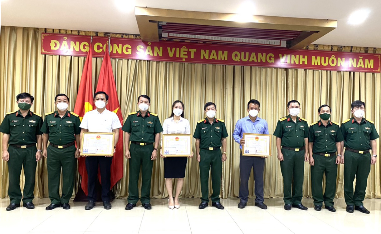 Bộ CHQS tỉnh đã trao Bằng khen của Chủ tịch UBND tỉnh cho các tập thể có nhiều đóng góp, ủng hộ tiền, hiện vật phục vụ công tác phòng, chống dịch COVI-19.