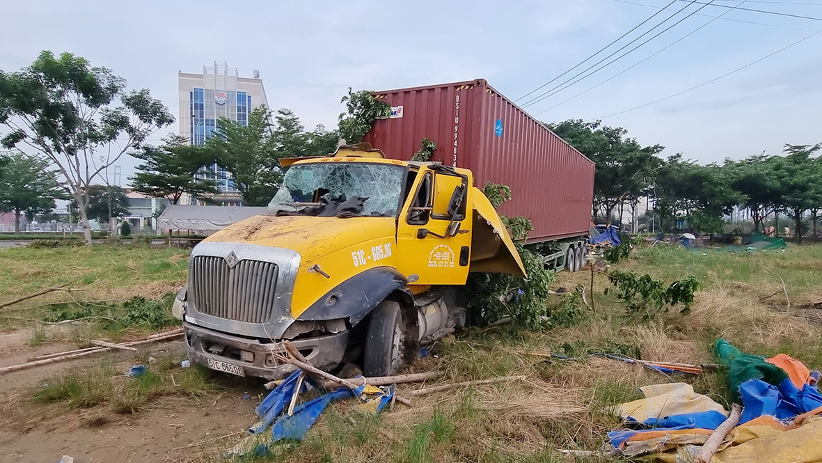 Xe đầu kéo lao qua dải phân cách và tông vào chòi bán nước ven đường.