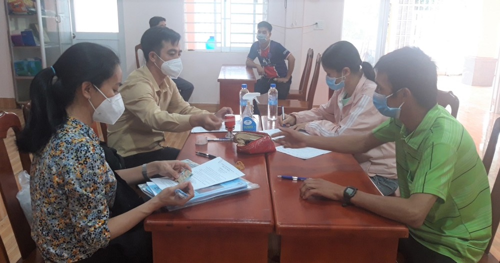 Các hội viên xã Hòa Hiệp (huyện Xuyên Mộc) làm thủ tục nhận tiền vay vốn từ Quỹ hỗ trợ nông dân.