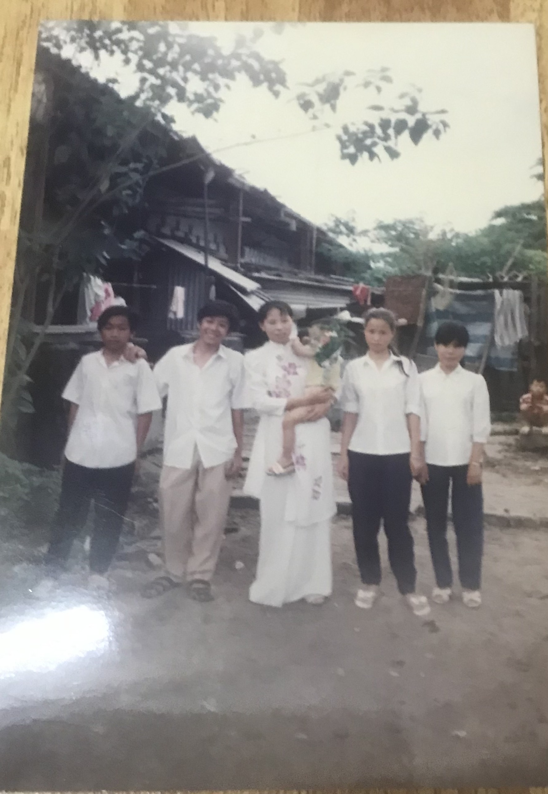 Tấm hình kỷ niệm của cô Nguyễn Thị Thủy và những em HS lớp cô chủ nhiệm.