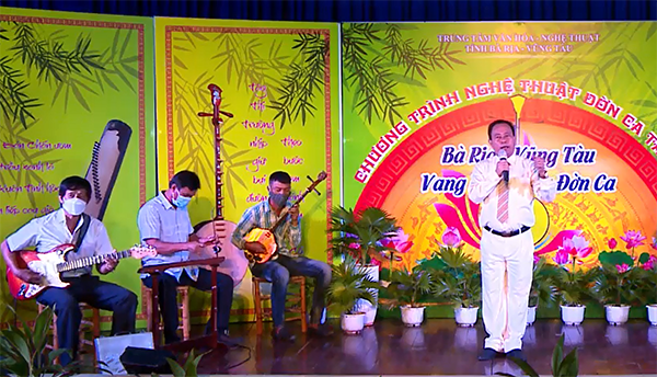 Tài tử Minh Chánh, Chủ nhiệm CLB ĐCTT TT. Long Hải (huyện Long Điền) trình bày tác phẩm “Người là ngọn đuốc tấm gương”.