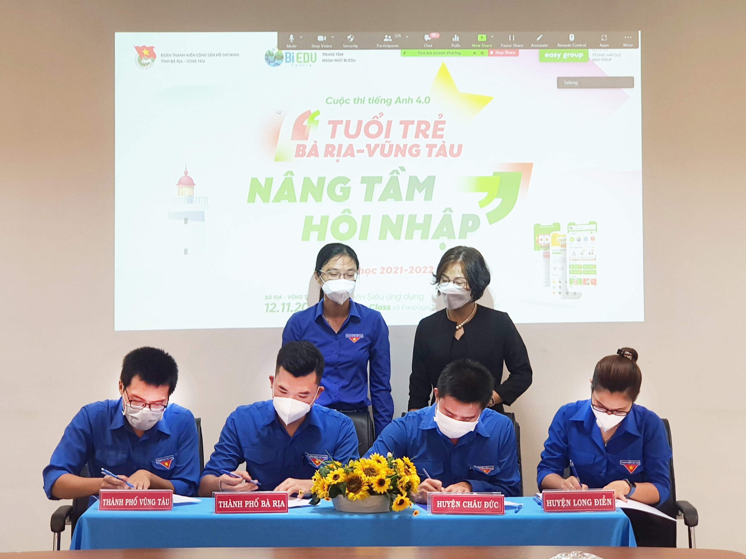 Đại diện Hội đồng các huyện, thị xã, thành phố kí cam kết tuyên truyền, triển khai rộng rãi cuộc thi tiếng Anh 4.0 với chủ đề “Tuổi trẻ BR-VT nâng tầm hội nhập” năm học 2021- 2022.