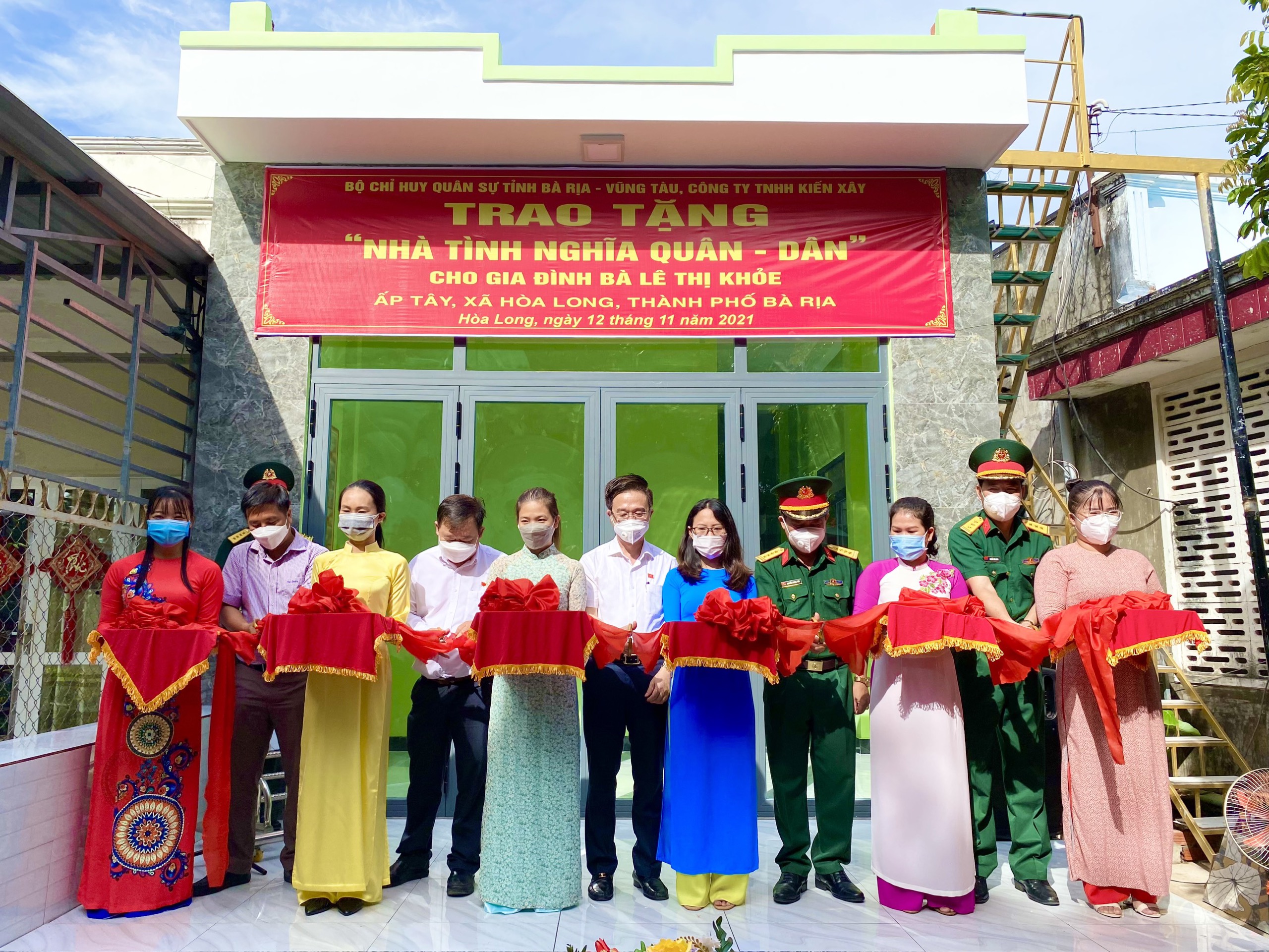 Đại diện Bộ CHQS tỉnh và chính quyền địa phương cắt băng khánh thành “Nhà tình nghĩa quân - dân” cho gia đình bà  Lê Thị Khoẻ. Ảnh: MINH NHÂN