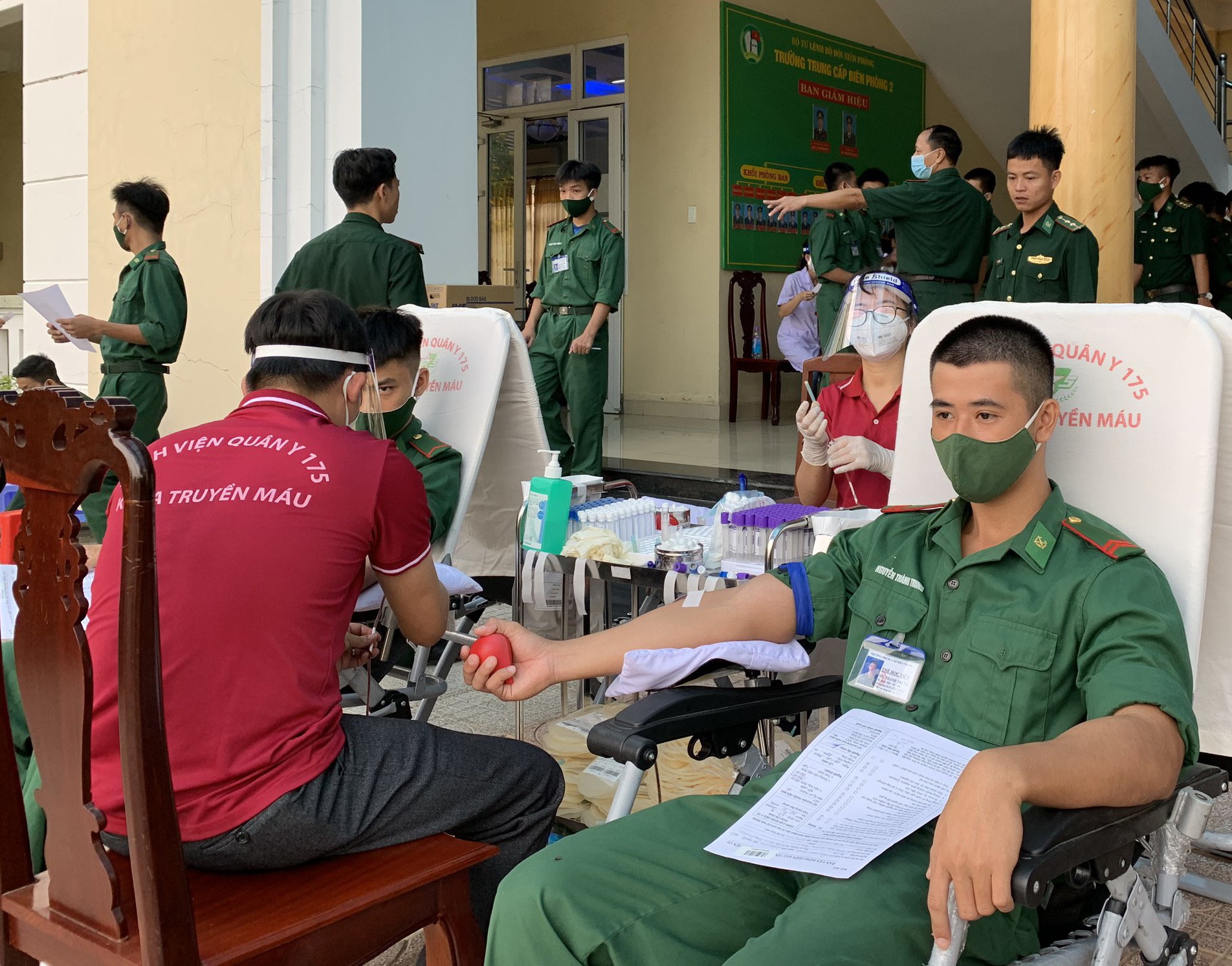 Chiến sĩ Trường Trung cấp Biên phòng 2 tham gia hiến máu tình nguyện.