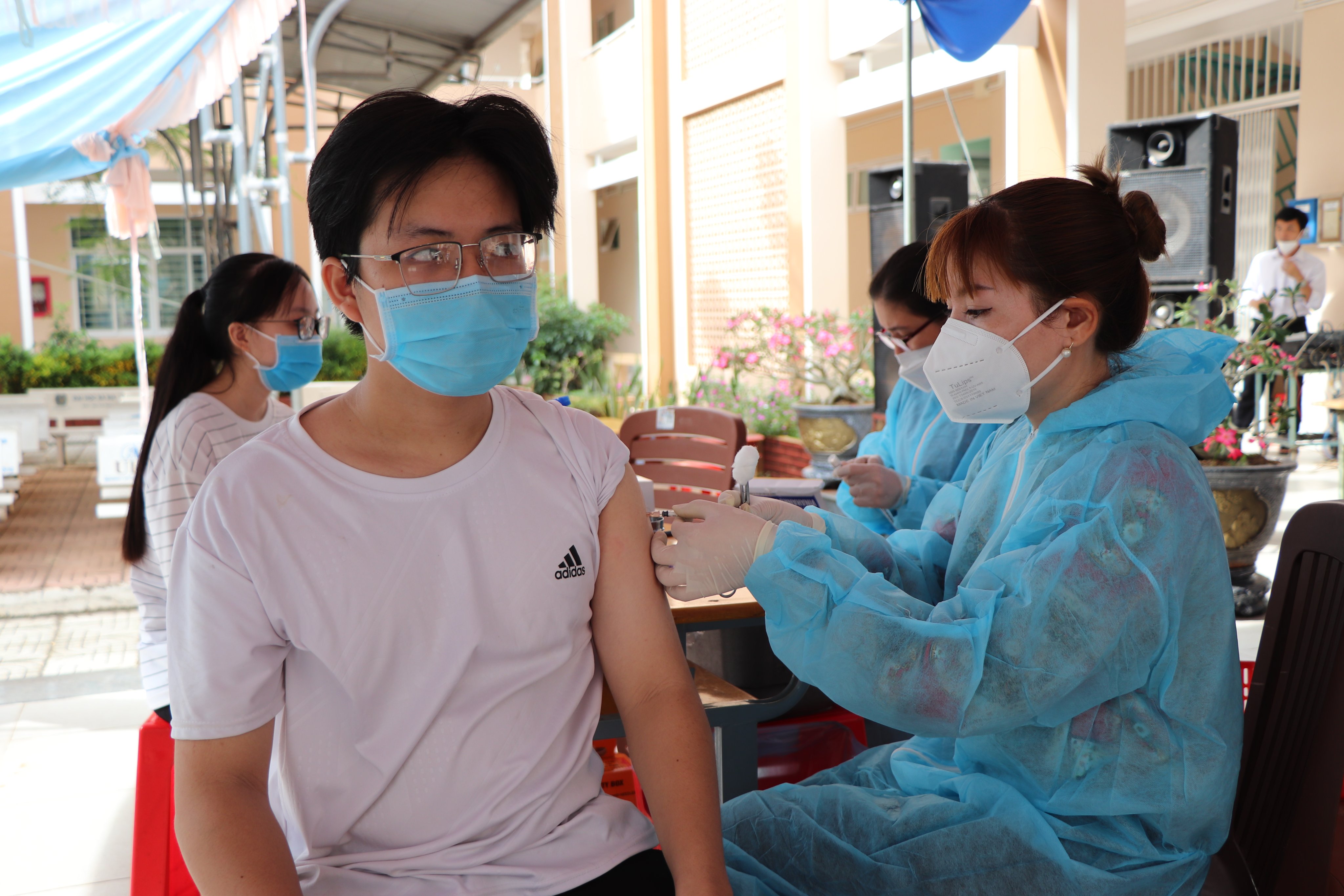 Nhân viên y tế tiêm vắc xin phòng COVID-19 cho HS Trường THPT Nguyễn Du (TT. Ngãi Giao, huyện Châu Đức).