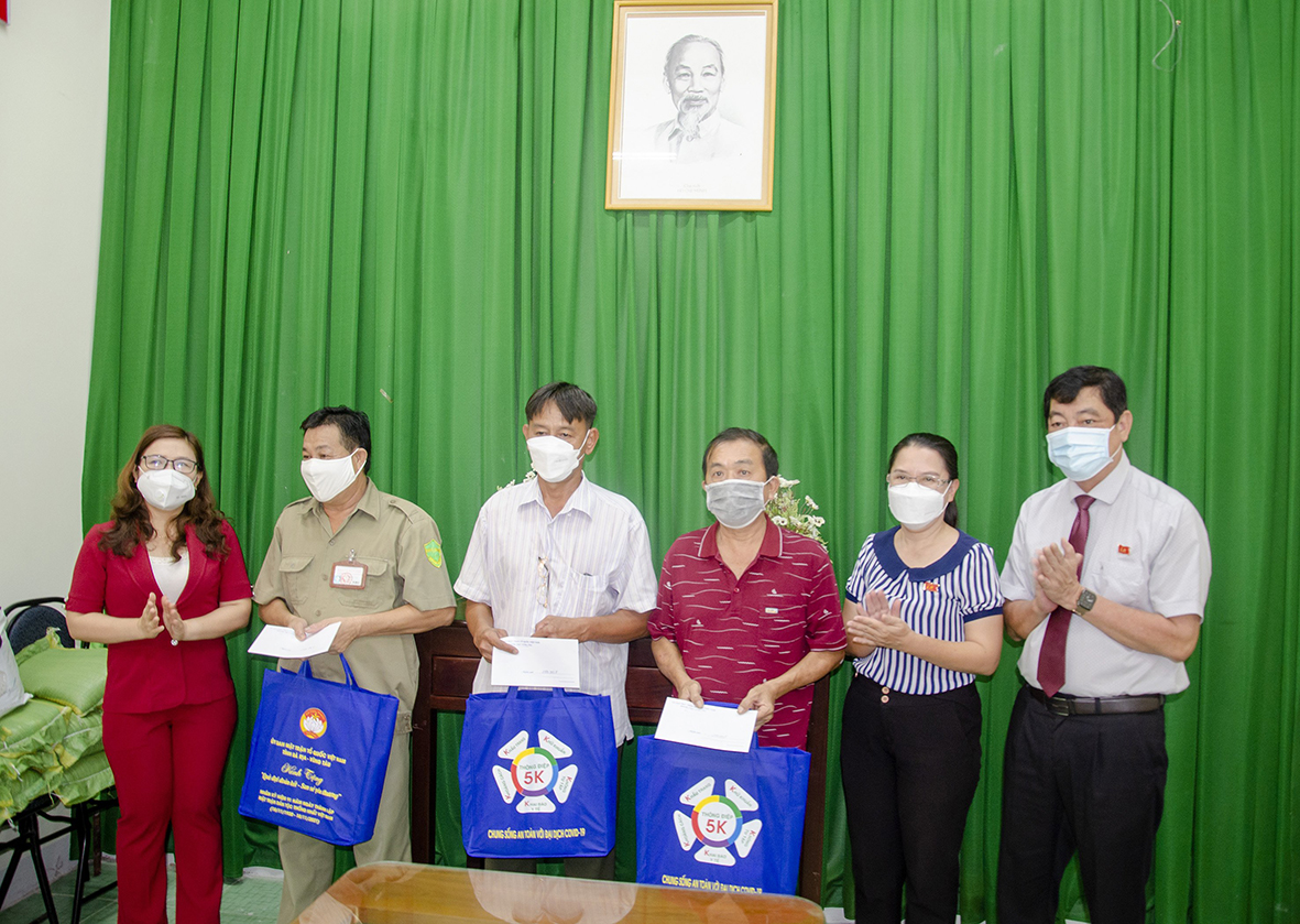 Ông Trần Đình Khoa, Ủy viên Ban Thường vụ Tỉnh ủy, Bí Thư Thành ủy Vũng Tàu tặng quà cho đại diện Chi bộ, Ban Điều hành khu phố 1, phường 1.