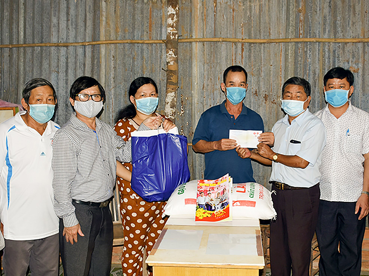 Trung tướng Châu Văn Mẫn, Anh hùng LLVTND, Chủ tịch Hội Đồng hương Quảng Nam - Đà Nẵng tại BR-VT (thứ hai từ phải qua) thăm, tặng quà cho ông Nguyễn Truyền, gia đình hội viên có hoàn cảnh khó khăn (ngụ tại xã Láng Lớn, huyện Châu Đức) tháng 6/2021. Ảnh: QUANG VINH.