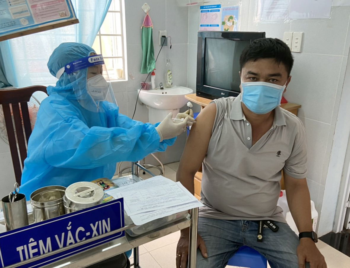 Anh lấy hình này đi. Nhân viên y tế tiêm vắc xin phòng COVID-19 cho người dân trên địa bàn xã An Ngãi, huyện Long Điền. Ảnh: HOÀNG HƯỜNG