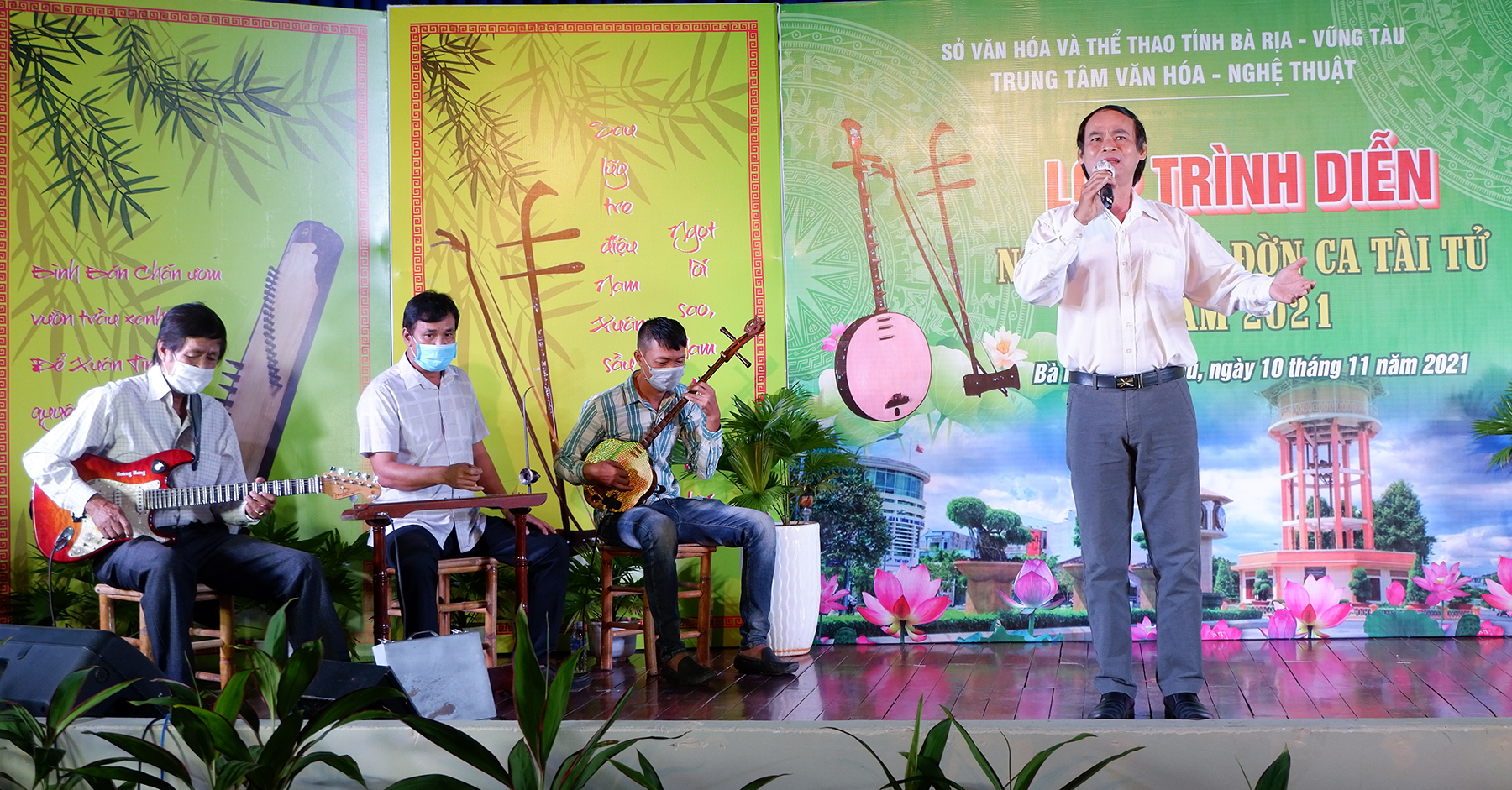 Tài tử Hoàng Vũ (CLB Đờn ca tài tử TT.Đất Đỏ, huyện Đất Đỏ) với sáng tác Vọng cổ Tri ân những thiên thần áo trắng.