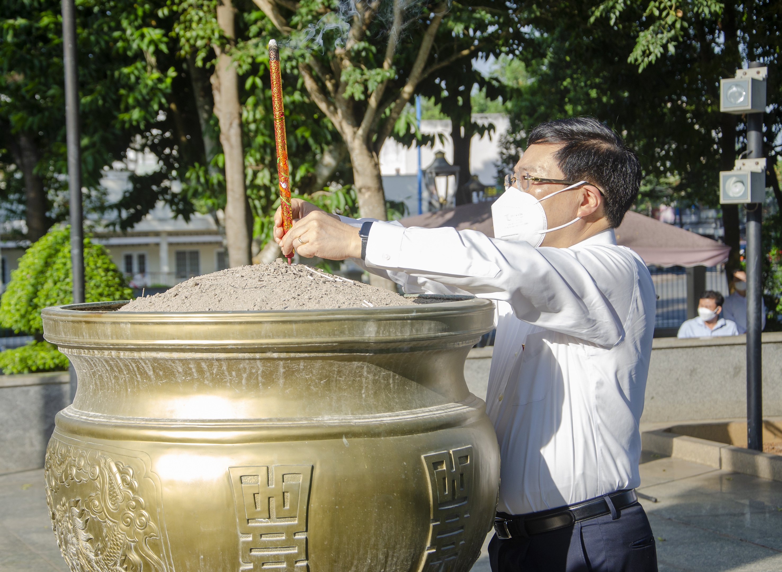 Ông Phạm Bình Minh, Ủy viên Bộ Chính trị, Phó Thủ tướng Chính phủ, ĐBQH tỉnh BR-VT khóa XV dâng hương viếng nữ Anh hùng Liệt sĩ Võ Thị Sáu.