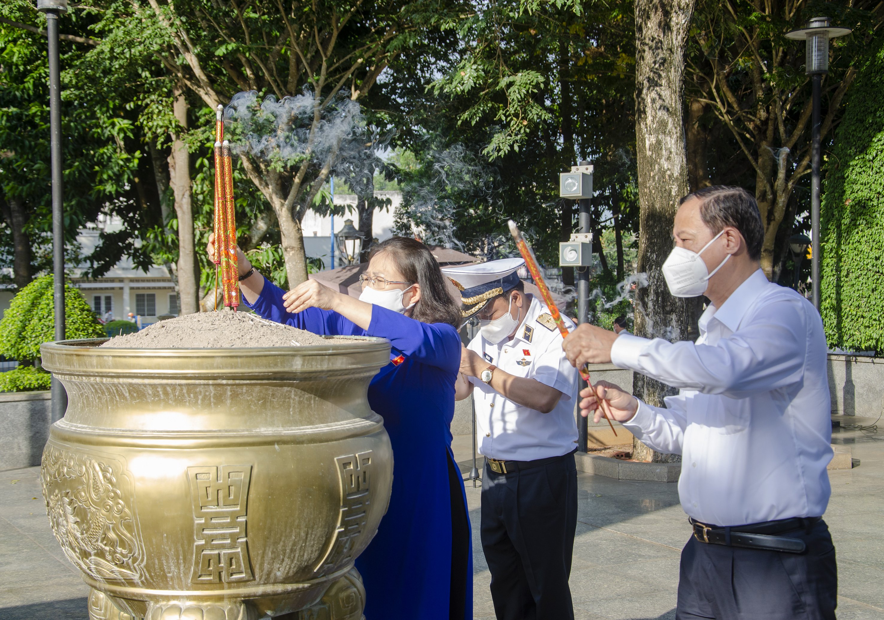 Bà Nguyễn Thị Yến, Phó Bí thư Thường trực Tỉnh ủy, Trưởng Đoàn ĐBQH tỉnh; ông Nguyễn Văn Thọ, Phó Bí thư Tỉnh ủy, Chủ tịch UBND tỉnh dâng hương viếng nữ Anh hùng Liệt sĩ Võ Thị Sáu.