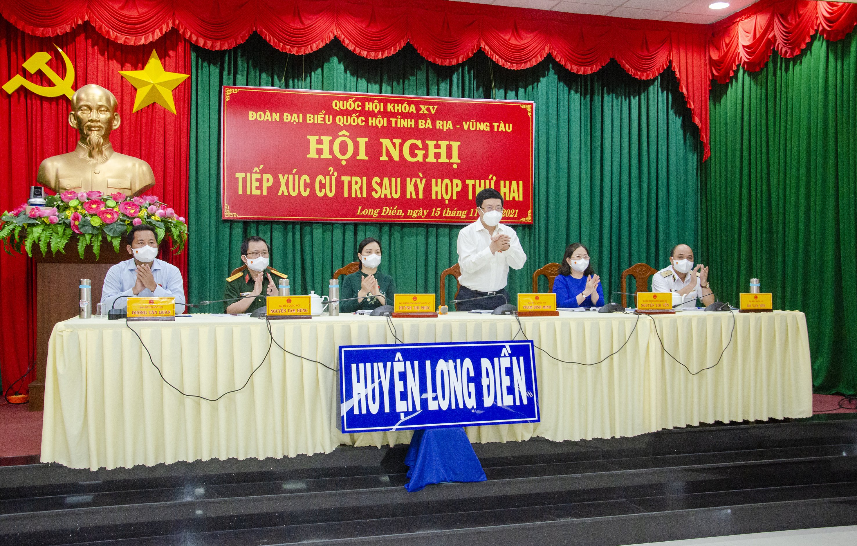 Ông Phạm Bình Minh, Ủy viên Bộ Chính trị, Phó Thủ tướng Chính phủ, ĐBQH tỉnh BR-VT khóa XV (thứ ba từ phải qua) cùng các ĐBQH tỉnh tiếp xúc với cử tri huyện Long Điền, huyện Đất Đỏ sau Kỳ họp thứ Hai, Quốc hội khóa XV. Ảnh: BẢO KHÁNH