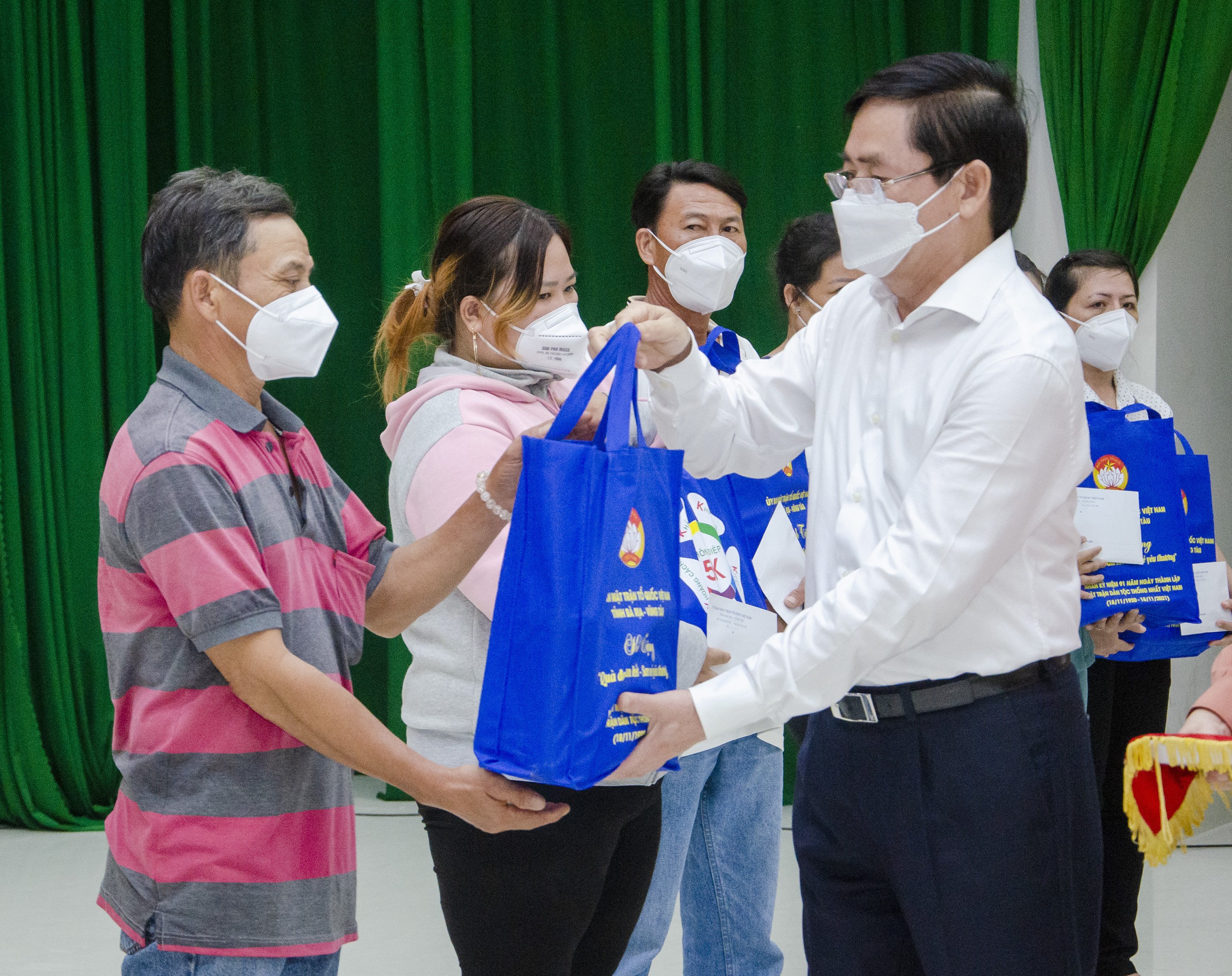 Ông Phạm Viết Thanh, Ủy viên Trung ương Đảng, Bí thư Tỉnh ủy, Chủ tịch HĐND tỉnh động viên và tặng quà cho các hộ gia đình có người thân bị mất do dịch COVID-19 trên địa bàn huyện Long Điền.